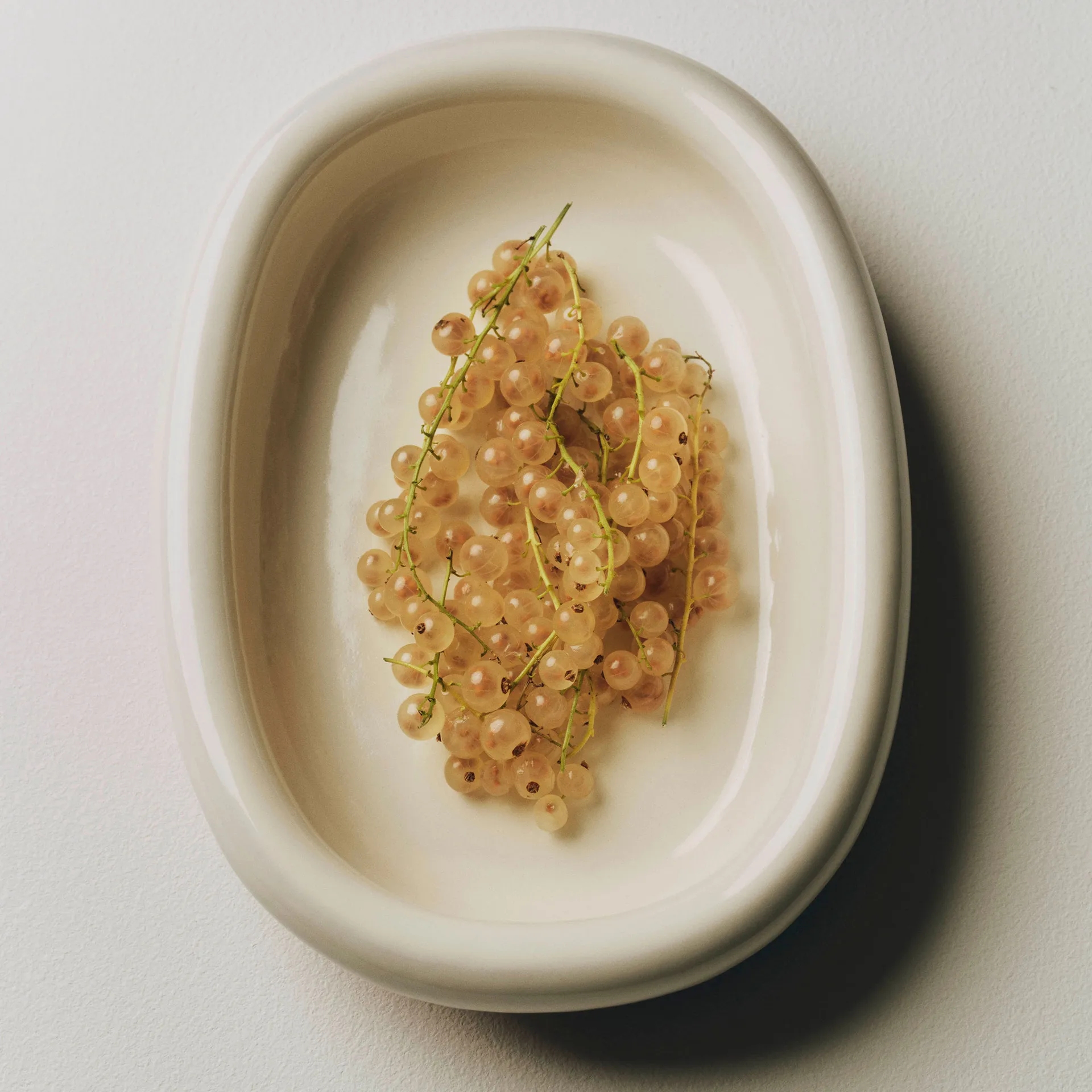 Barro ovale serveerschaal, Off-white, large 27x36 cm HAY