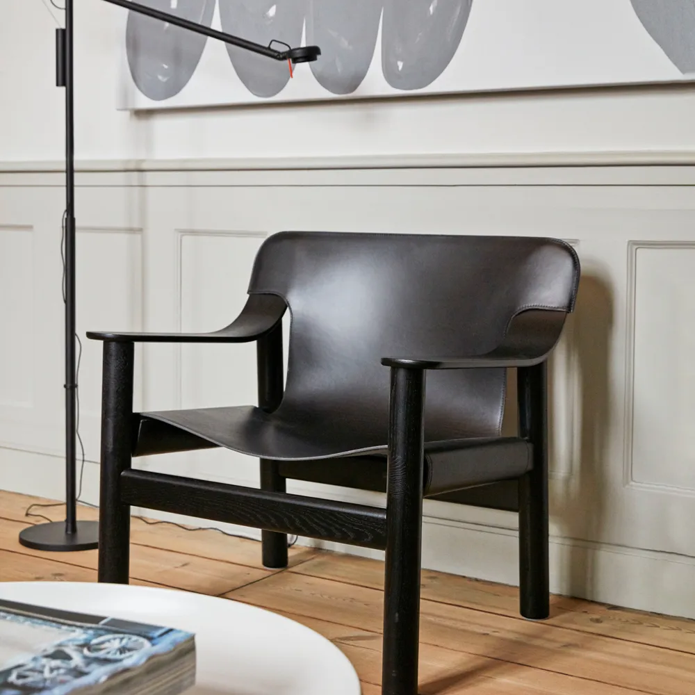 Bernard fauteuil, Leer nature, watergedragen gelakt eiken onderstel HAY