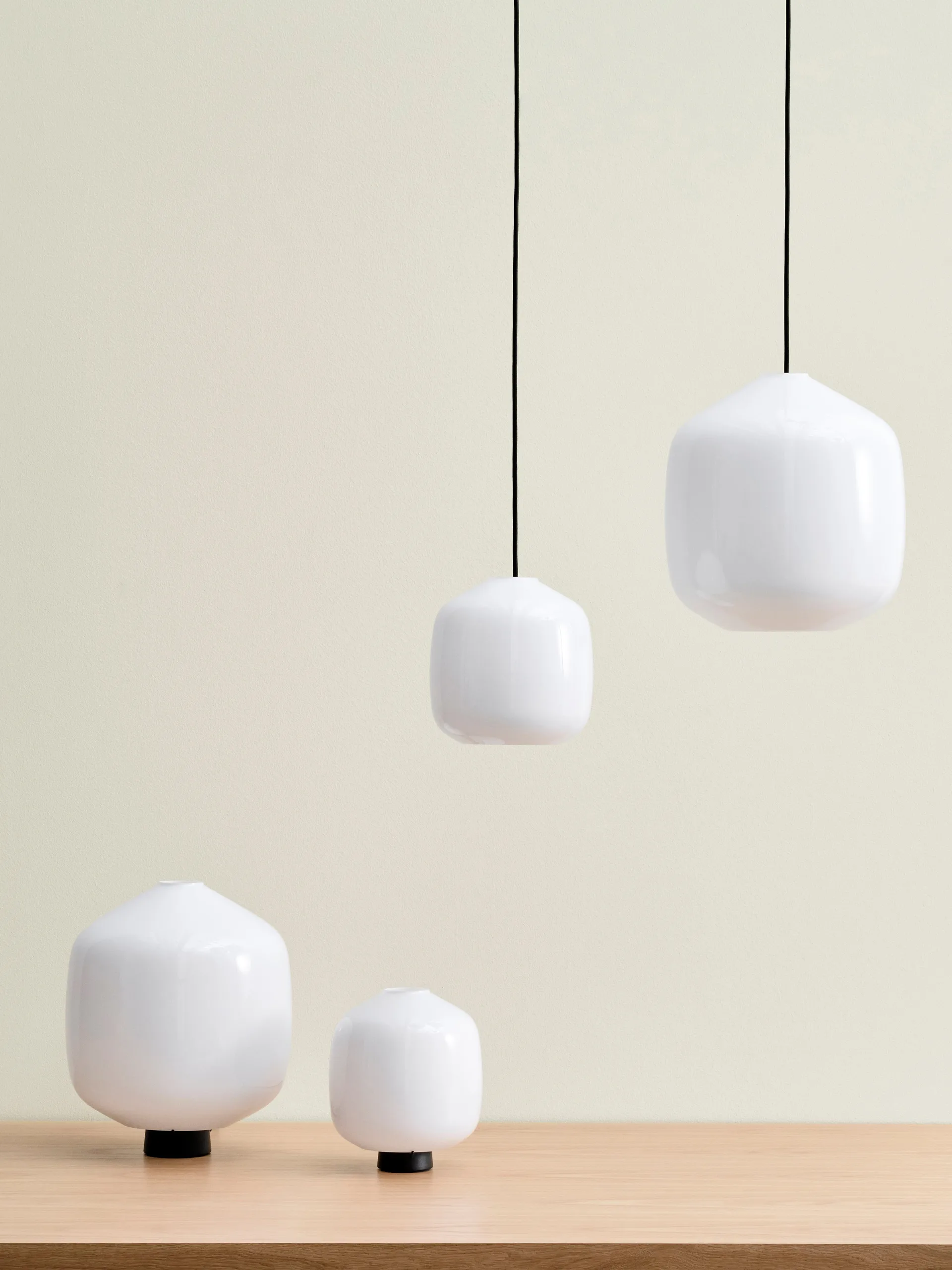 Buoy tafellamp Ø20 cm, Opal glass-soft black HAY