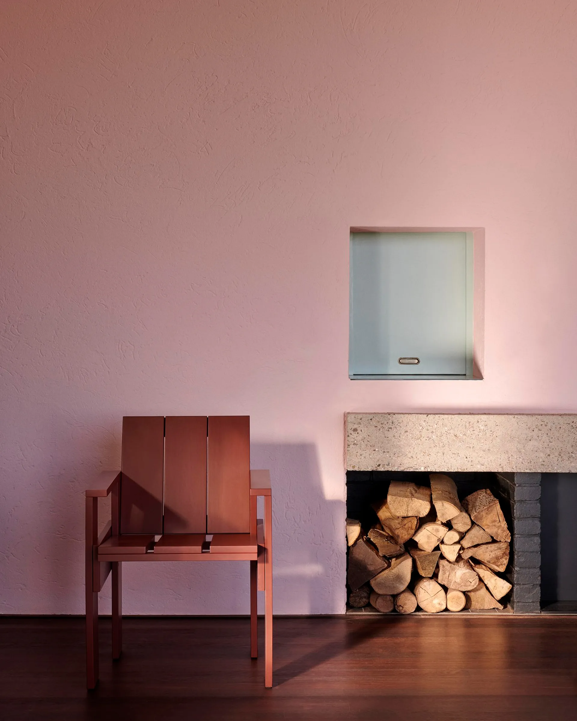 Crate Dining Chair armstoel gelakt sparrenhout, Iron red HAY