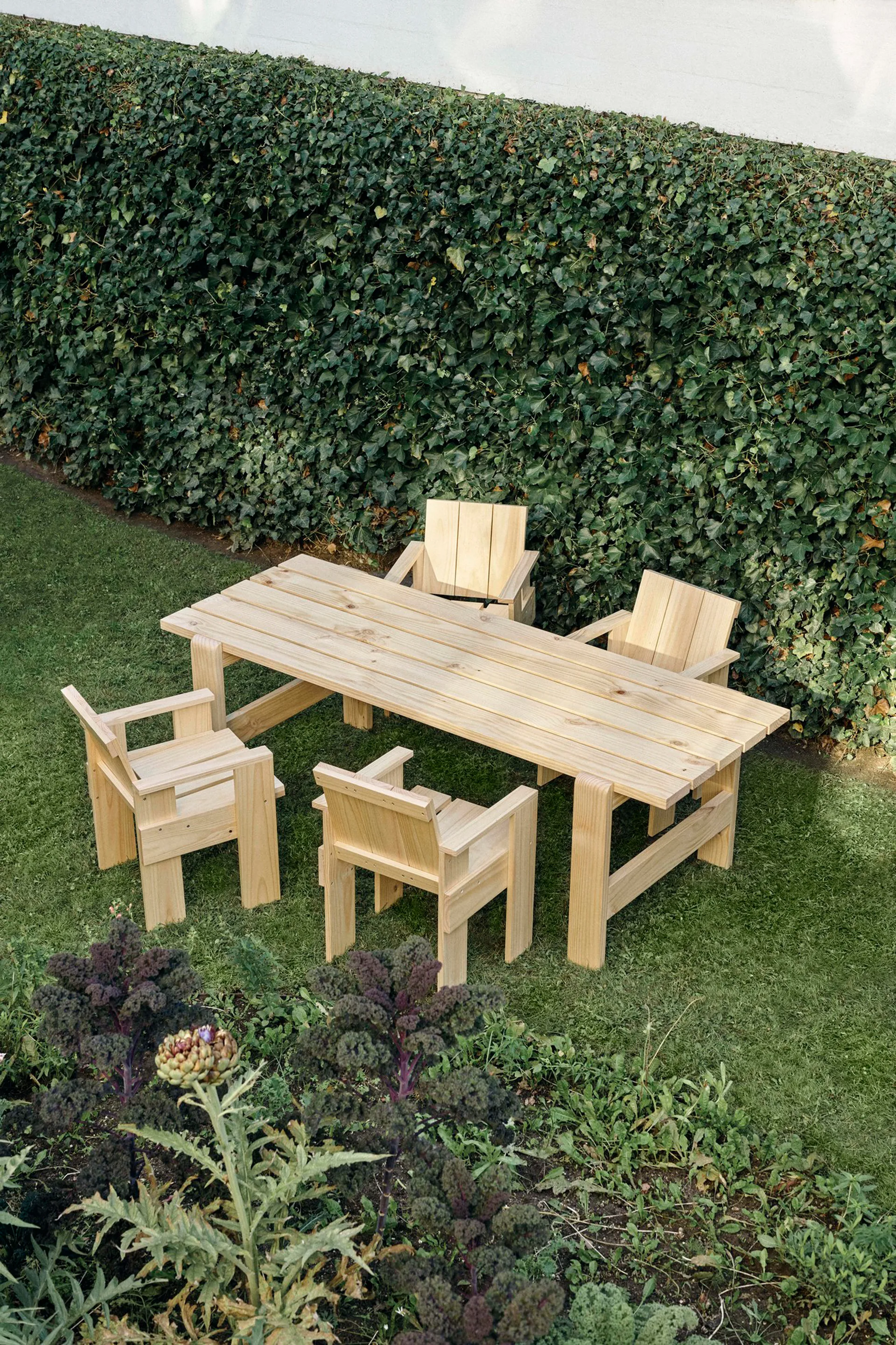 Crate Dining Chair armstoel, Water-based lacquered pinewood HAY