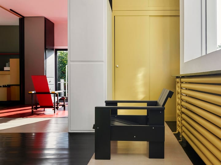Crate lounge stoel gelakt sparrenhout, Black HAY