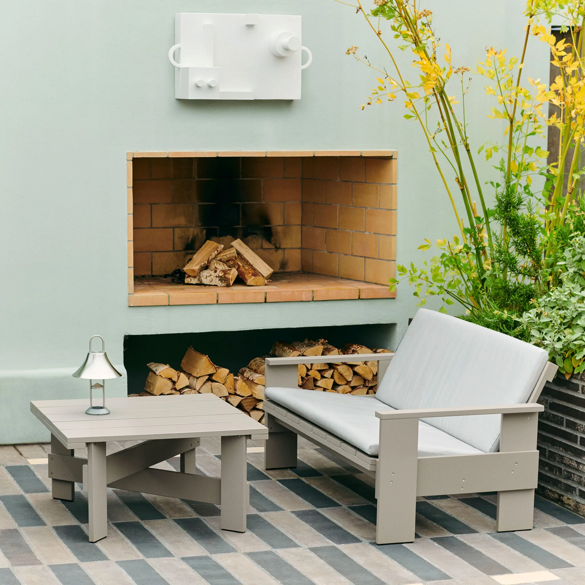 Crate Low table tafel 75,5x75,5 cm gelakt sparrenhout, London fog HAY