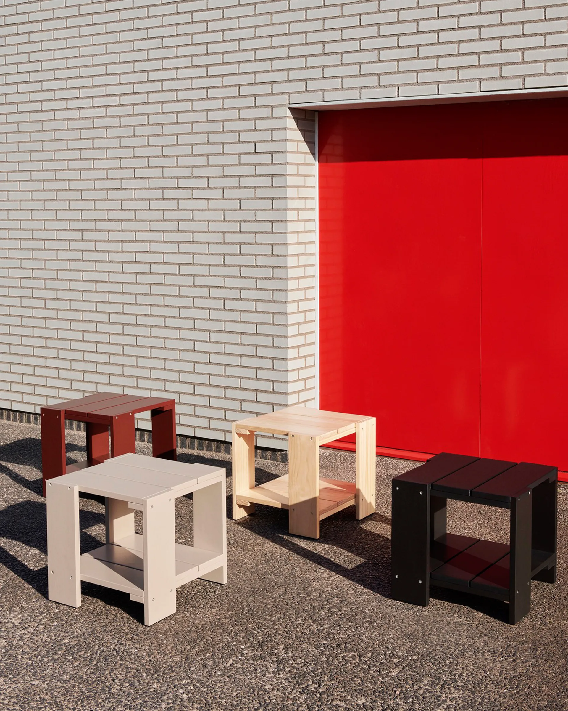 Crate Side Table tafel 49,5x49,5x45 cm gelakt sparrenhout, Iron red HAY