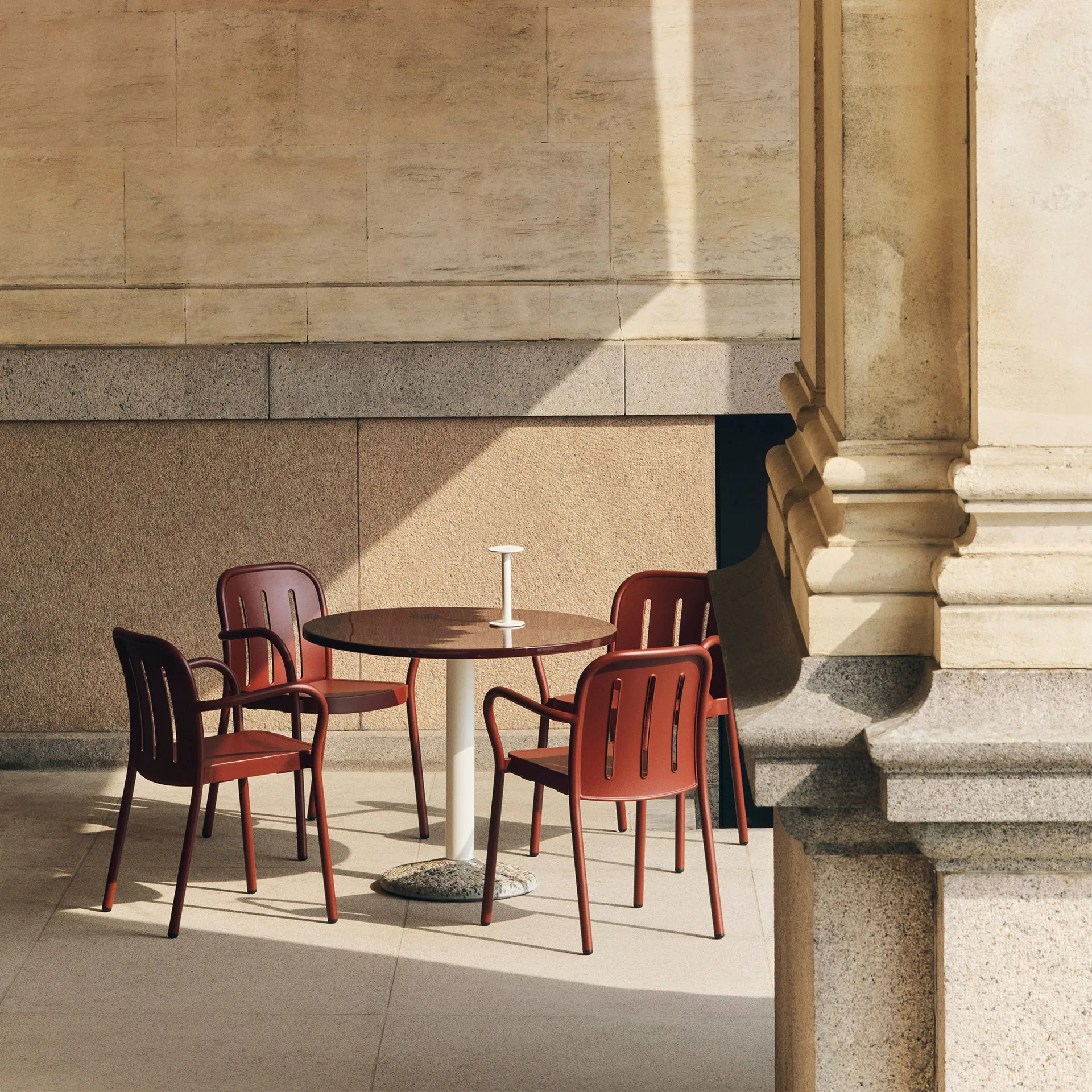 Deville armstoel, Iron red HAY