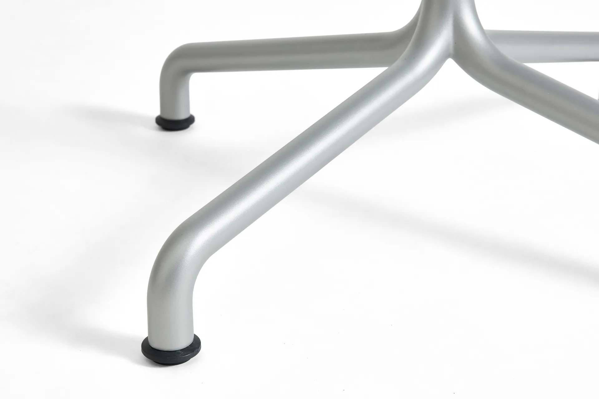 Deville tafel Ø80x74 cm, Silver grey HAY