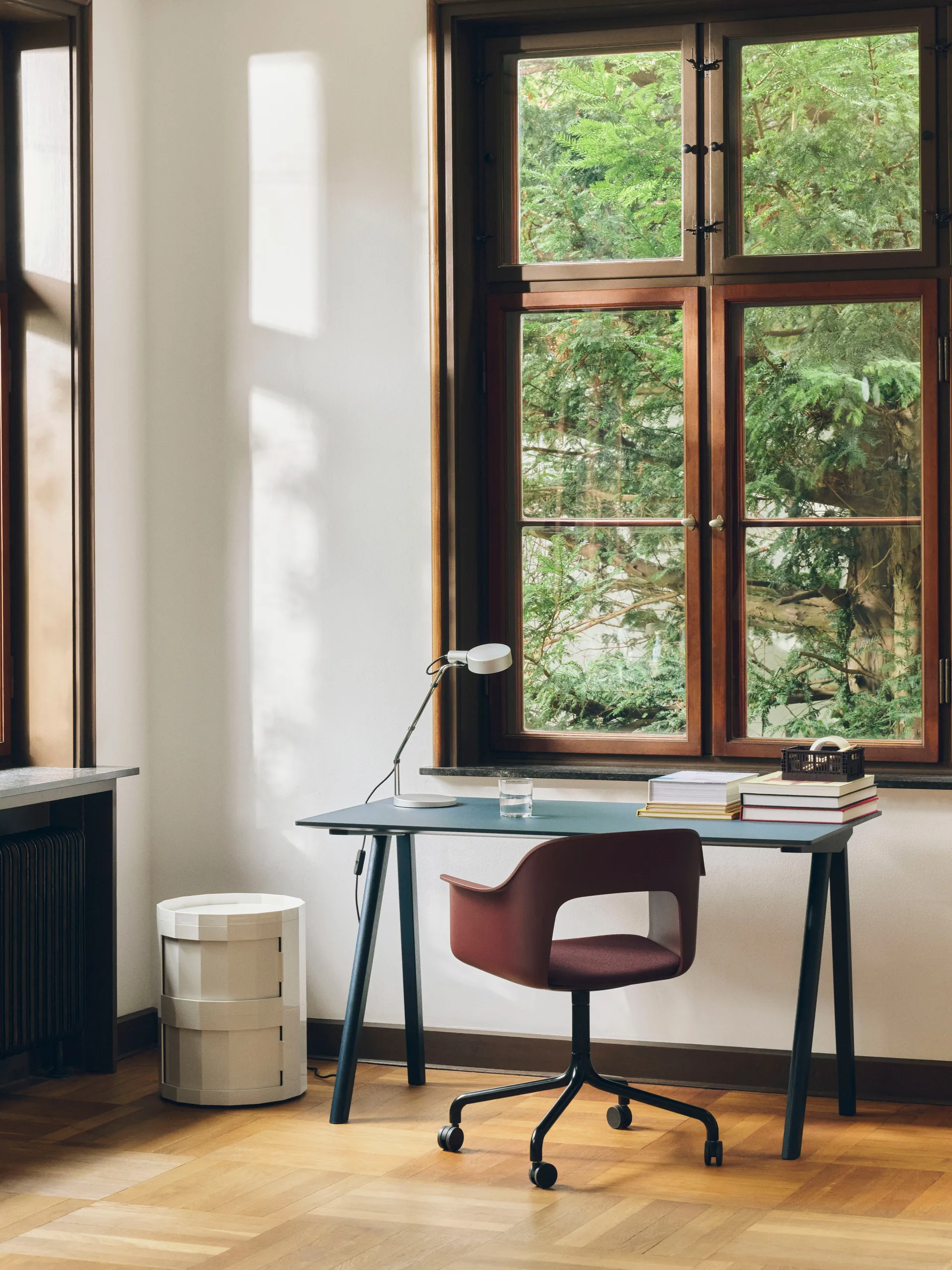 Facet Cabinet 20 bijzettafel, Eierschaal HAY