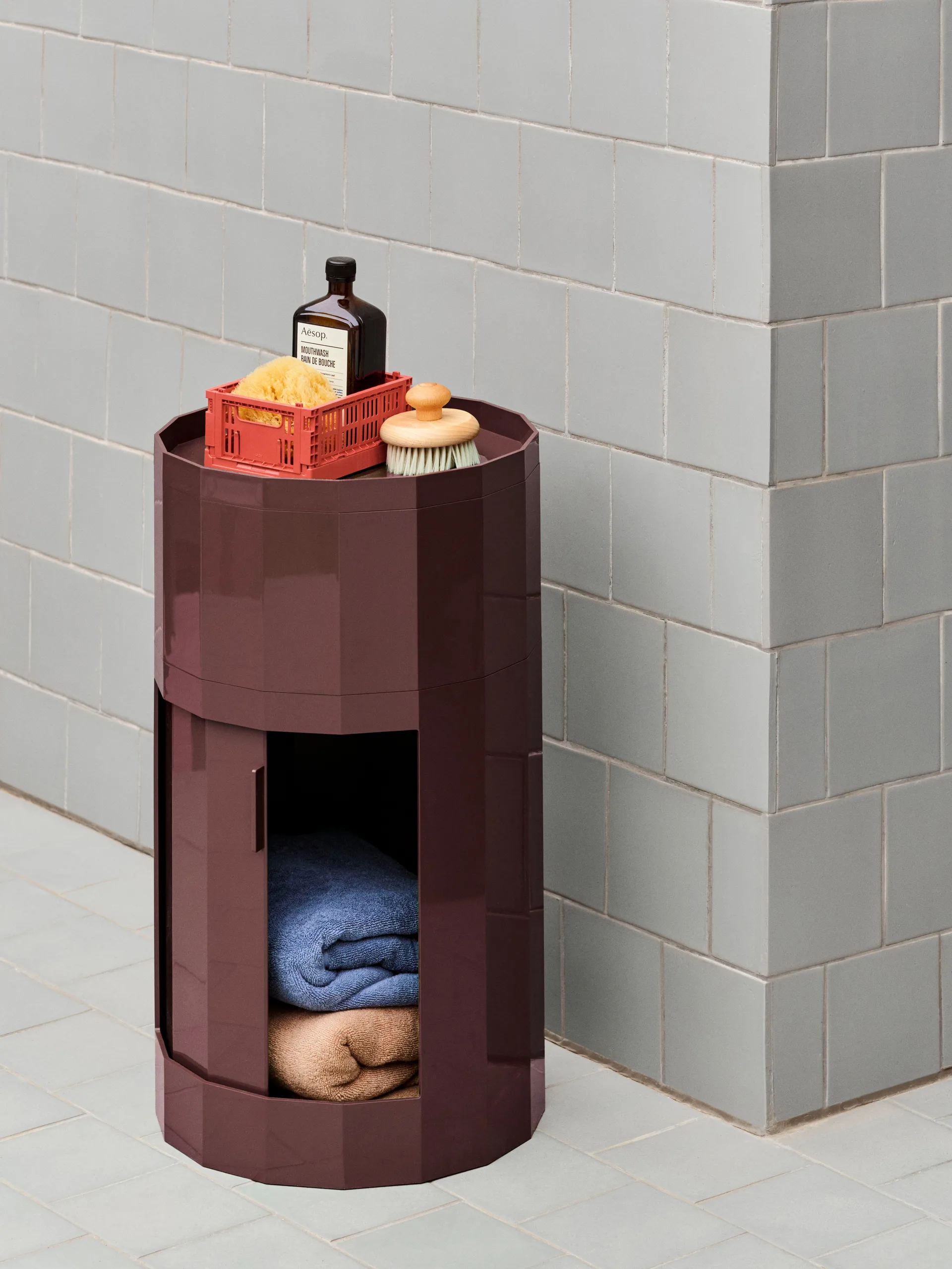 Facet Cabinet high bijzettafel voeten/wielen 66 cm, Bordeaux HAY