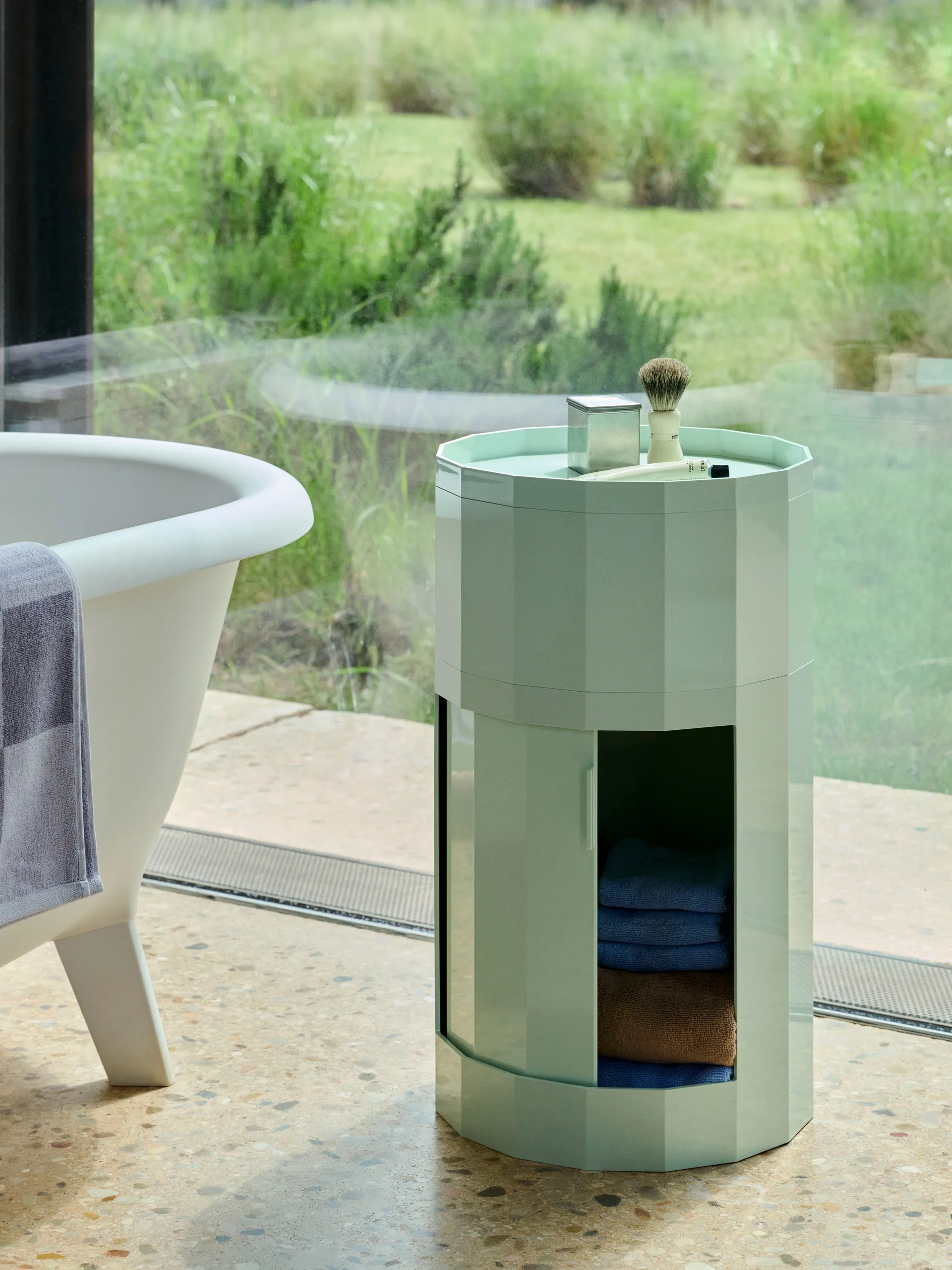 Facet Cabinet high bijzettafel voeten/wielen 66 cm, Soft mint HAY