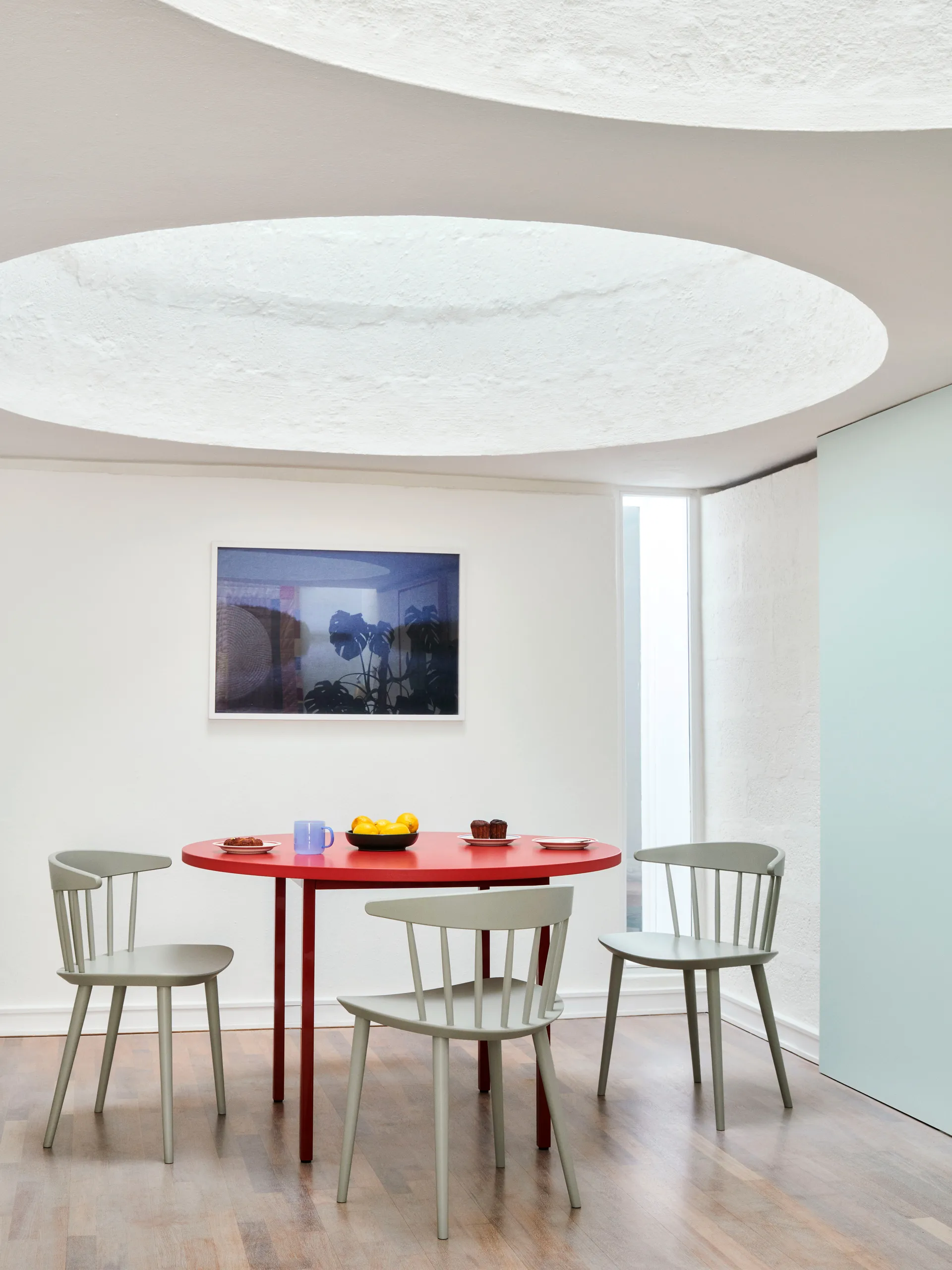 J104 stoel, Warm grey gelakt beuken HAY