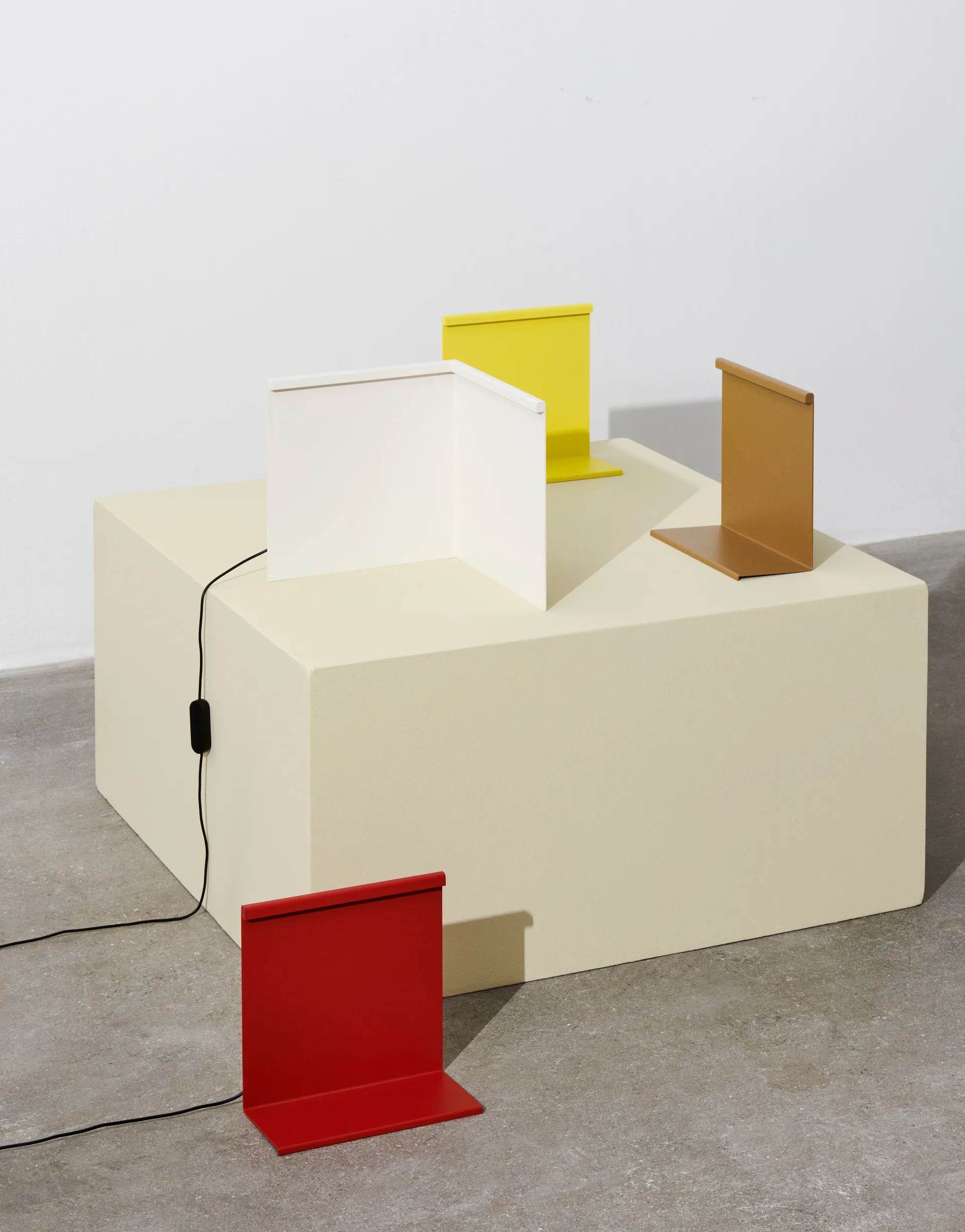 LBM Corner tafellamp, Cream white HAY