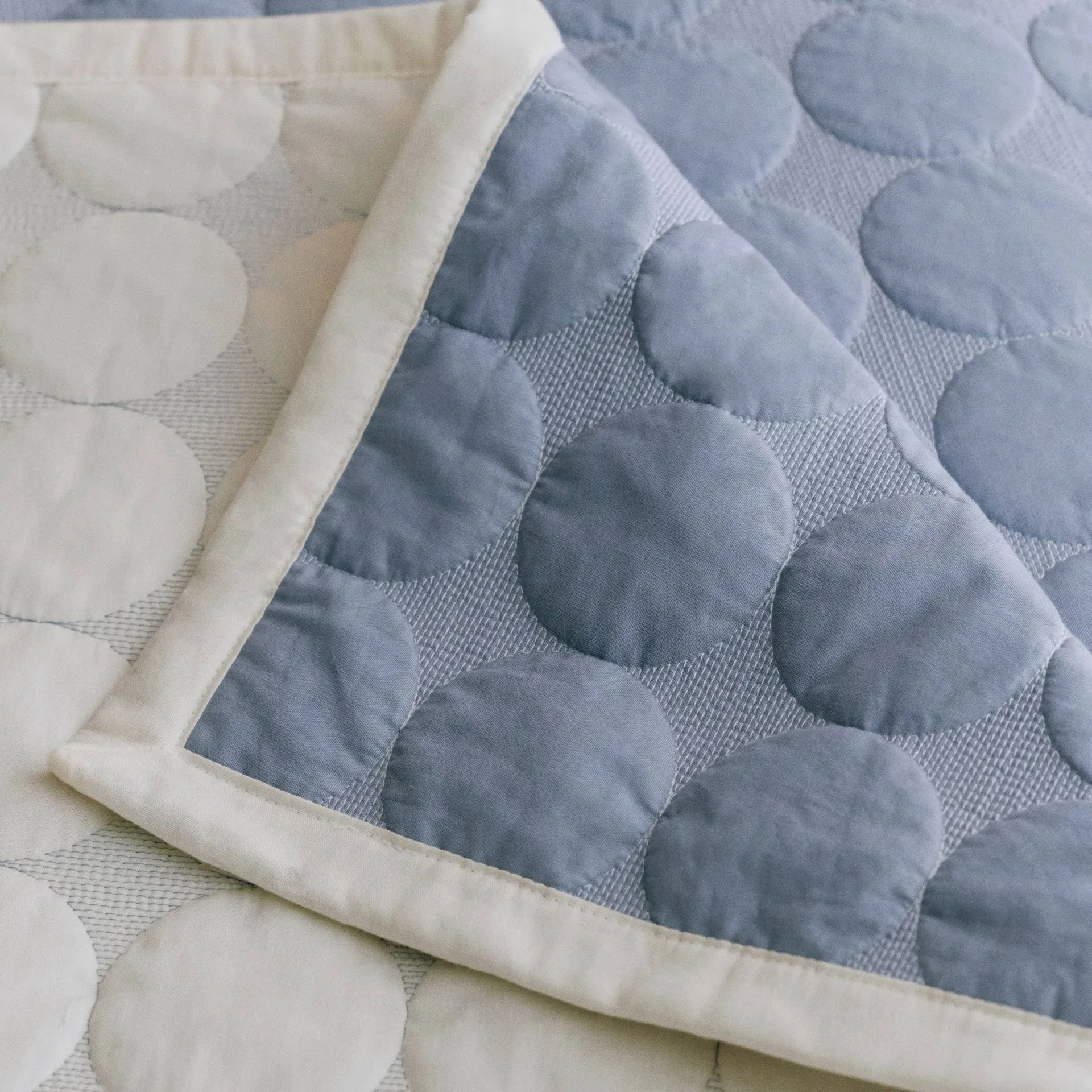 Mega Dot bedspreizer organic 260x260 cm, Dusty blue HAY