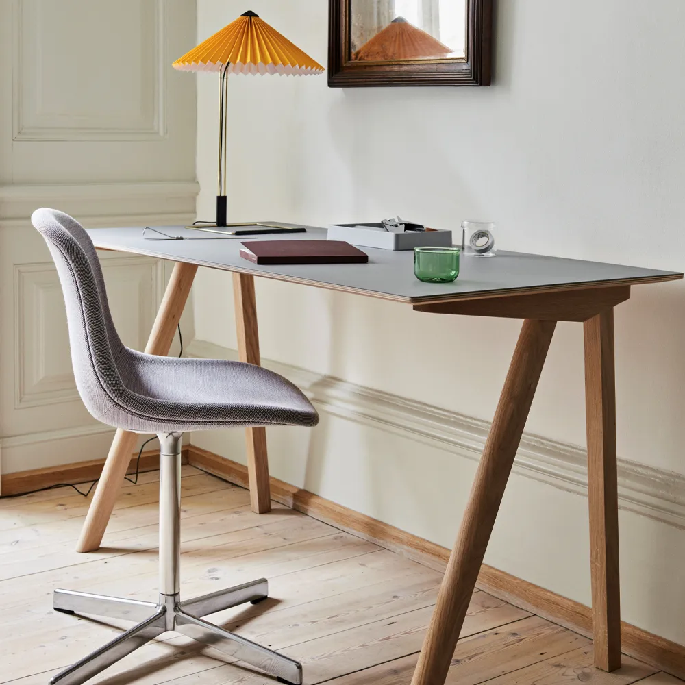 Neu 10 Upholstery bureaustoel, Red – draaionderstel in soft black HAY