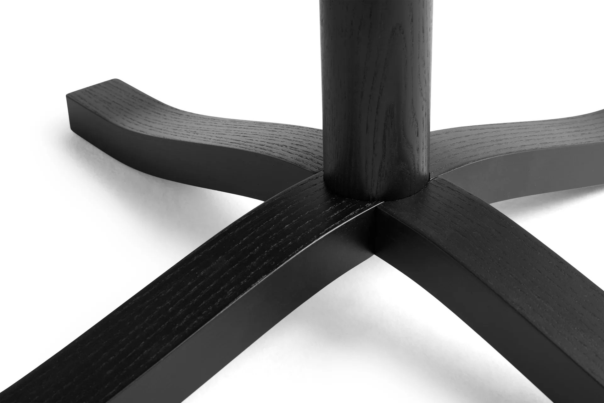 Pastis Table eettafel Ø90, Black lacquered ash HAY