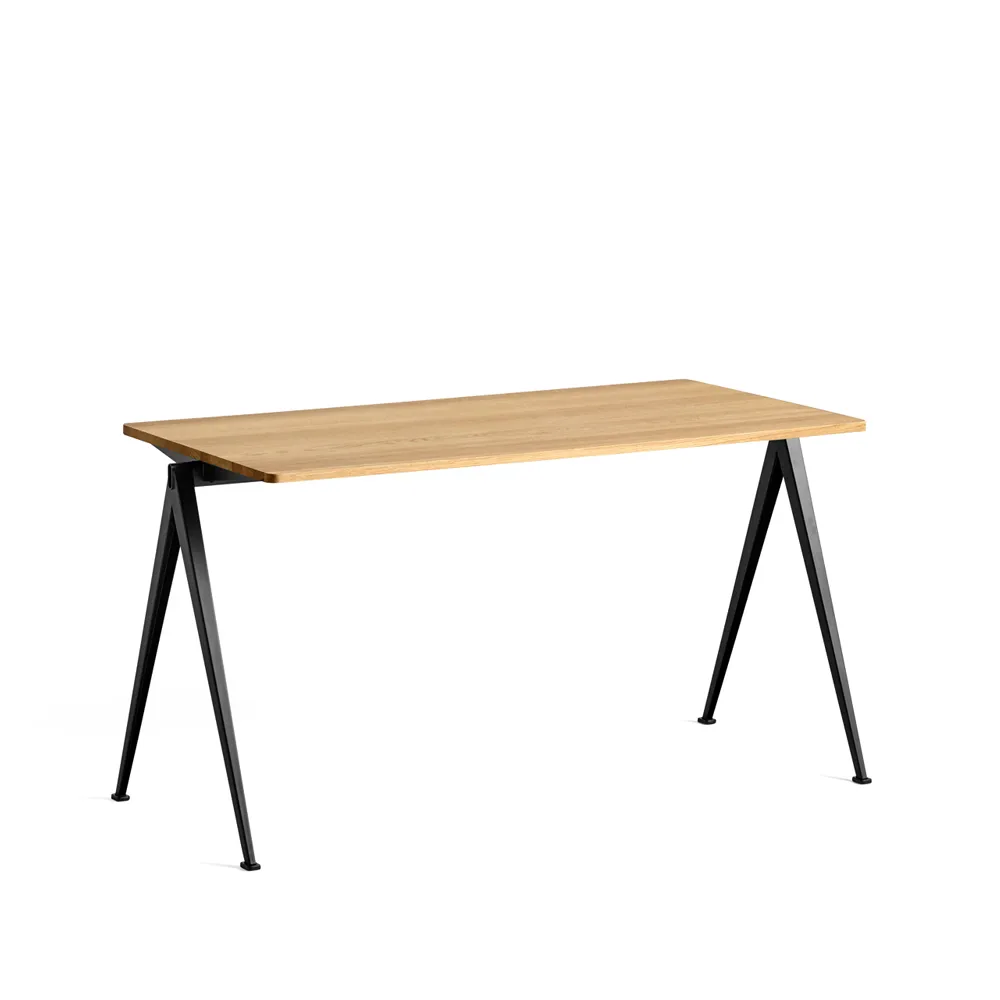Pyramid 01 bureau, Oak clear lacquer – 140x65 cm – zwart stalen onderstel HAY