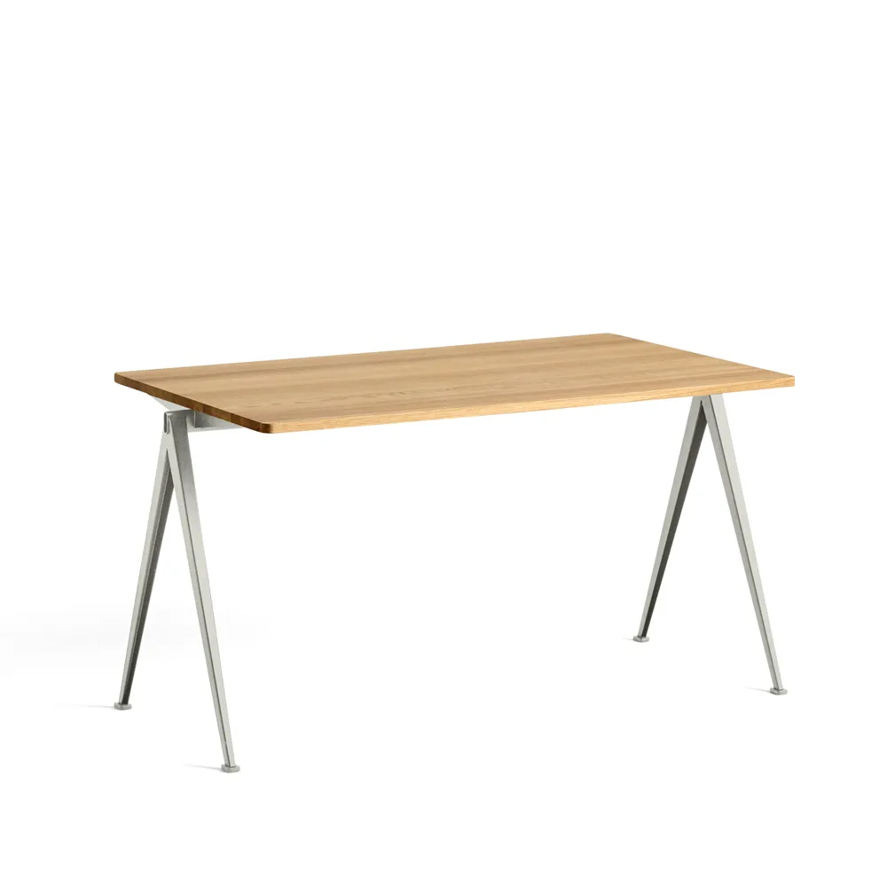Pyramid 01 bureau, Oak clear lacquer – 140x75 cm – beige stalen onderstel HAY