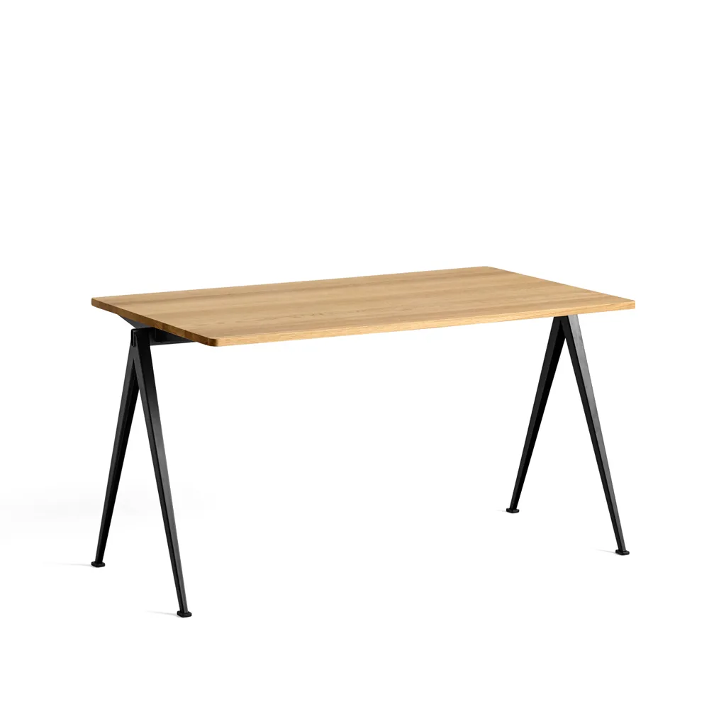 Pyramid 01 bureau, Oak clear lacquer – 140x75 cm – zwart stalen onderstel HAY