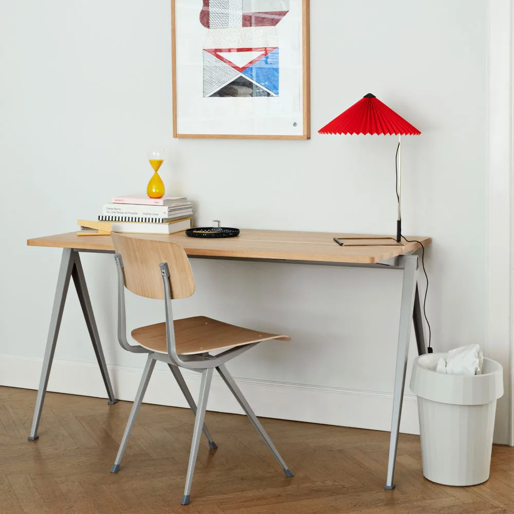 Pyramid 01 bureau, Oak clear lacquer – 140x75 cm – zwart stalen onderstel HAY