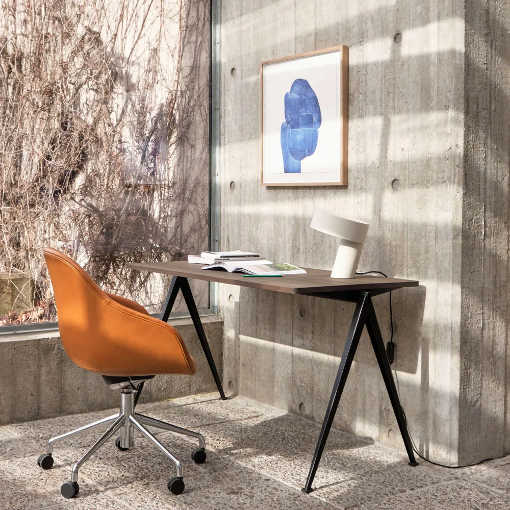 Pyramid 01 bureau, Oak clear lacquer – 140x75 cm – zwart stalen onderstel HAY