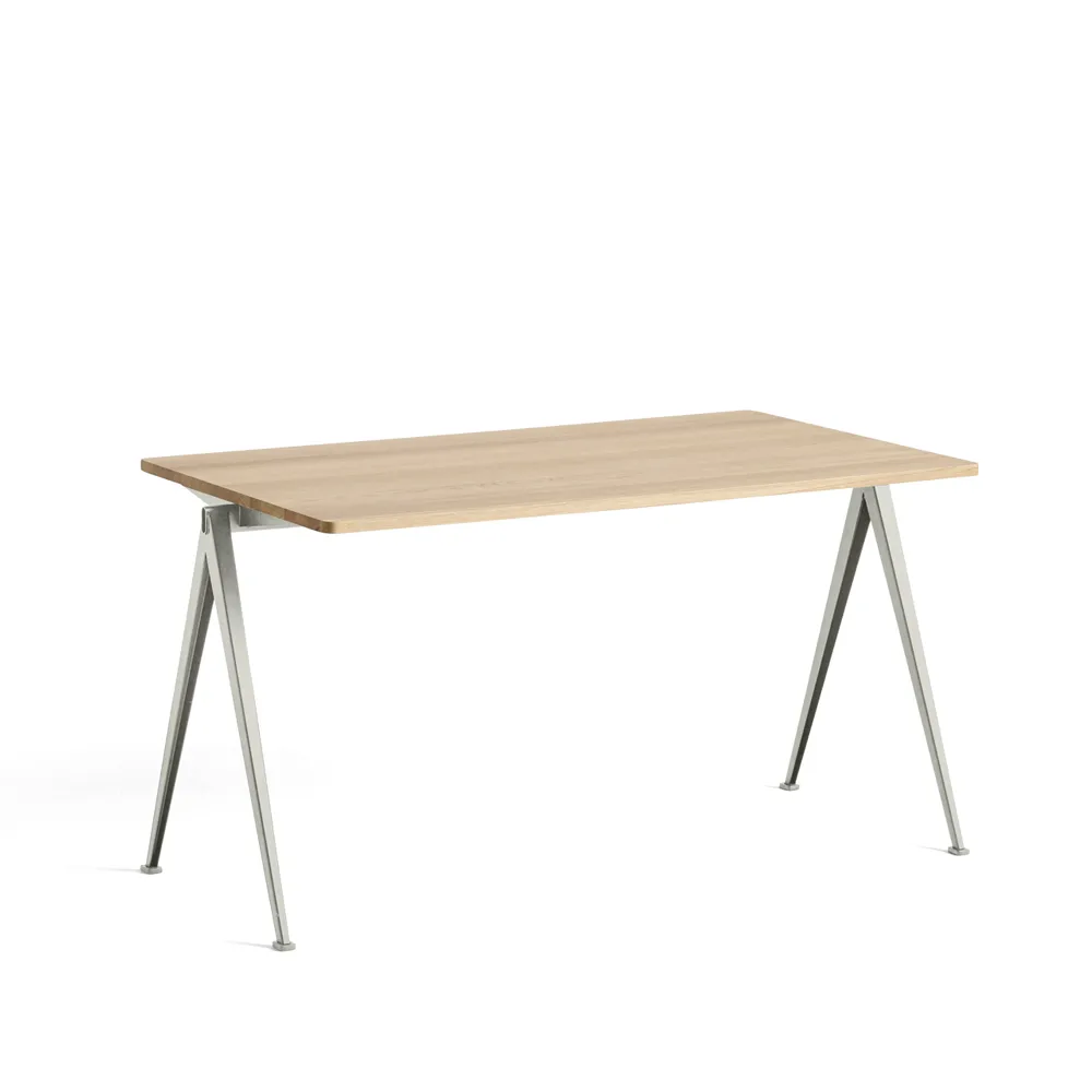 Pyramid 01 bureau, Oak mat gelakt – 140x75 cm – beige stalen onderstel HAY