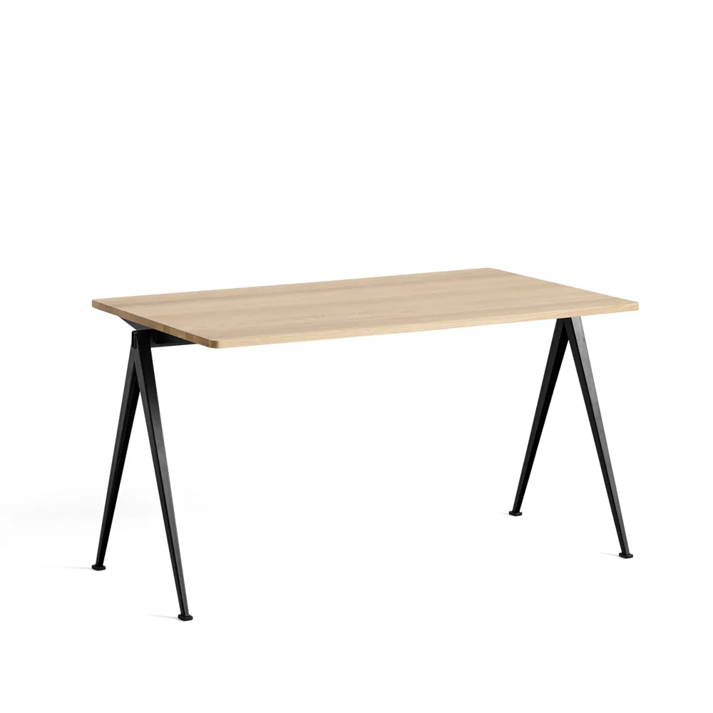 Pyramid 01 bureau, Oak mat gelakt – 140x75 cm – zwart stalen onderstel HAY
