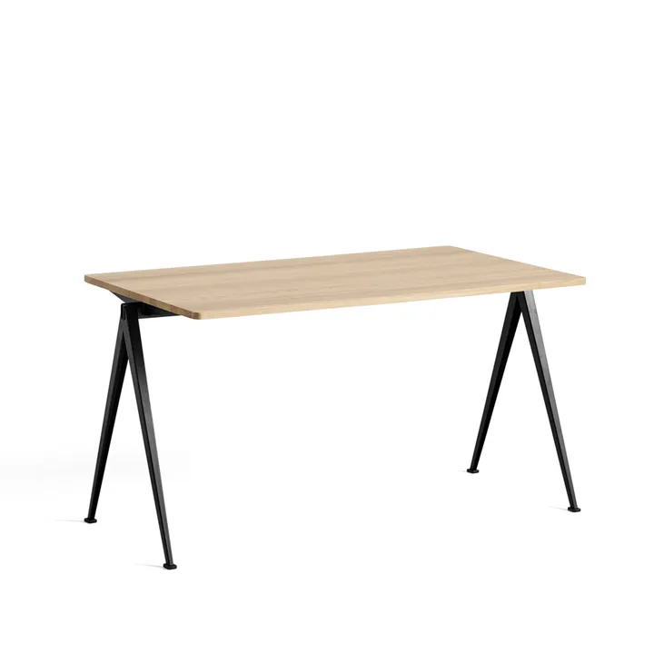 Pyramid 01 bureau - Oak mat gelakt – 140x75 cm – zwart stalen onderstel - HAY