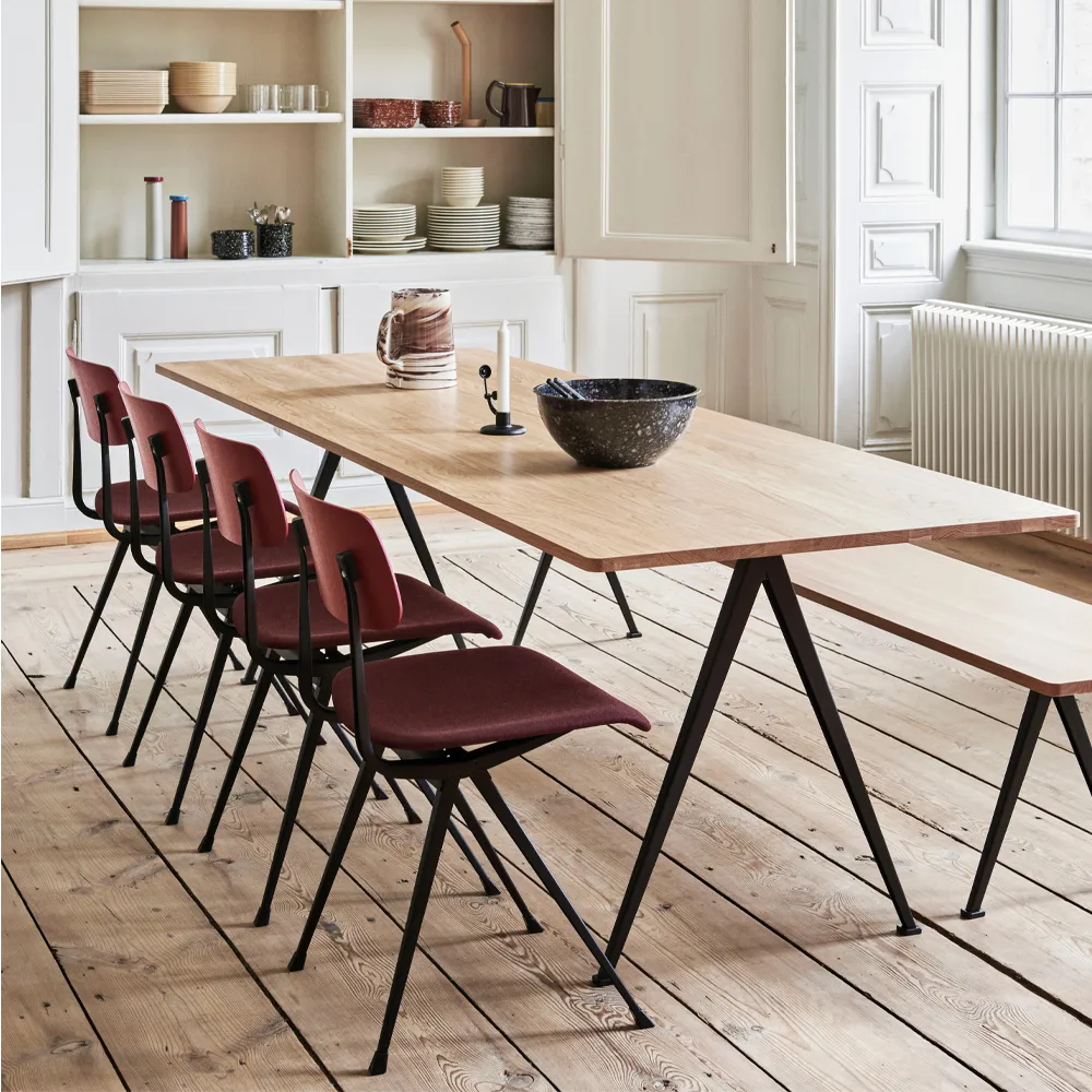 Pyramid 02 eettafel, Oak mat gelakt – 190x85 cm – zwart stalen onderstel HAY