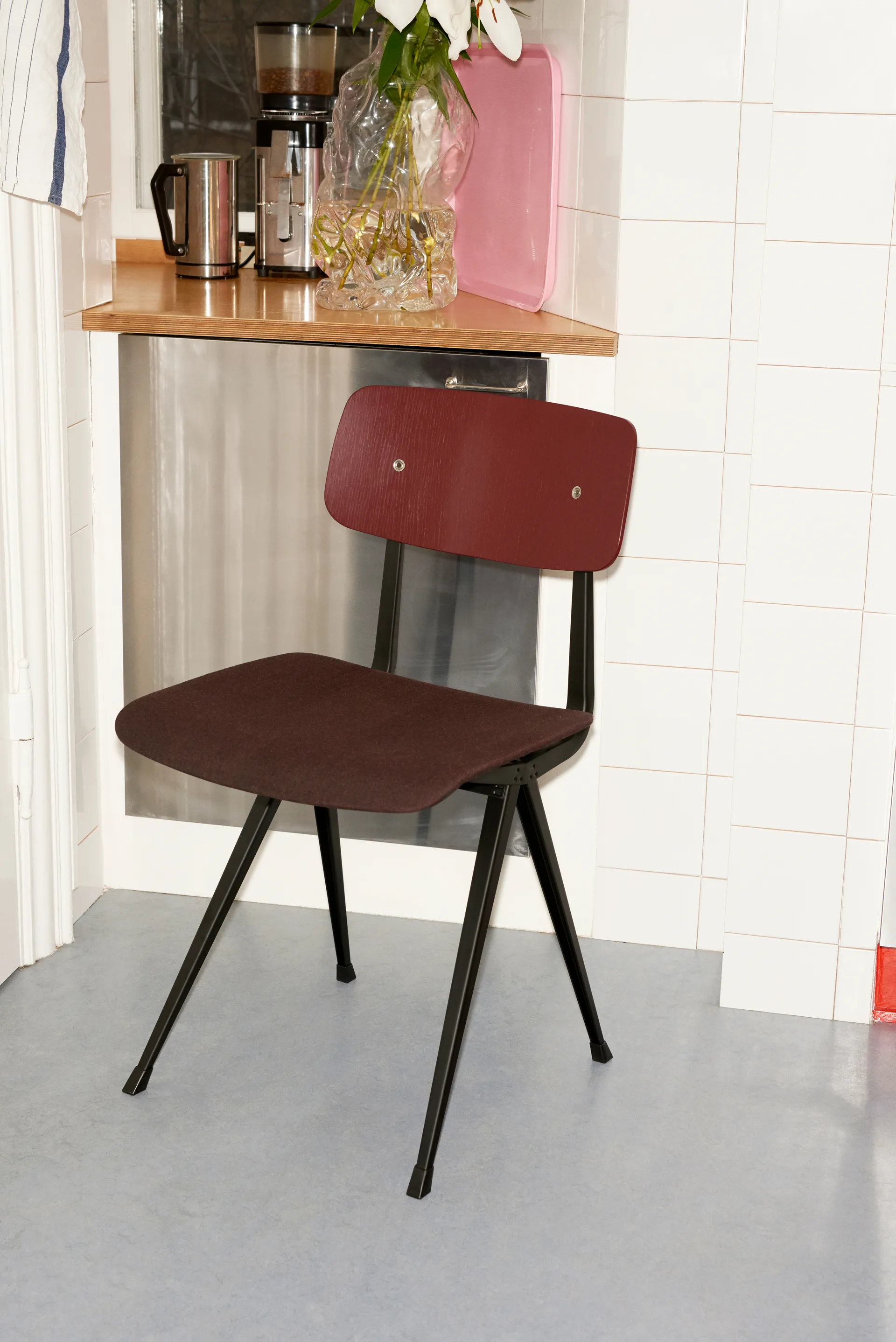 Result stoel, Dark brick – zwart stalen onderstel HAY