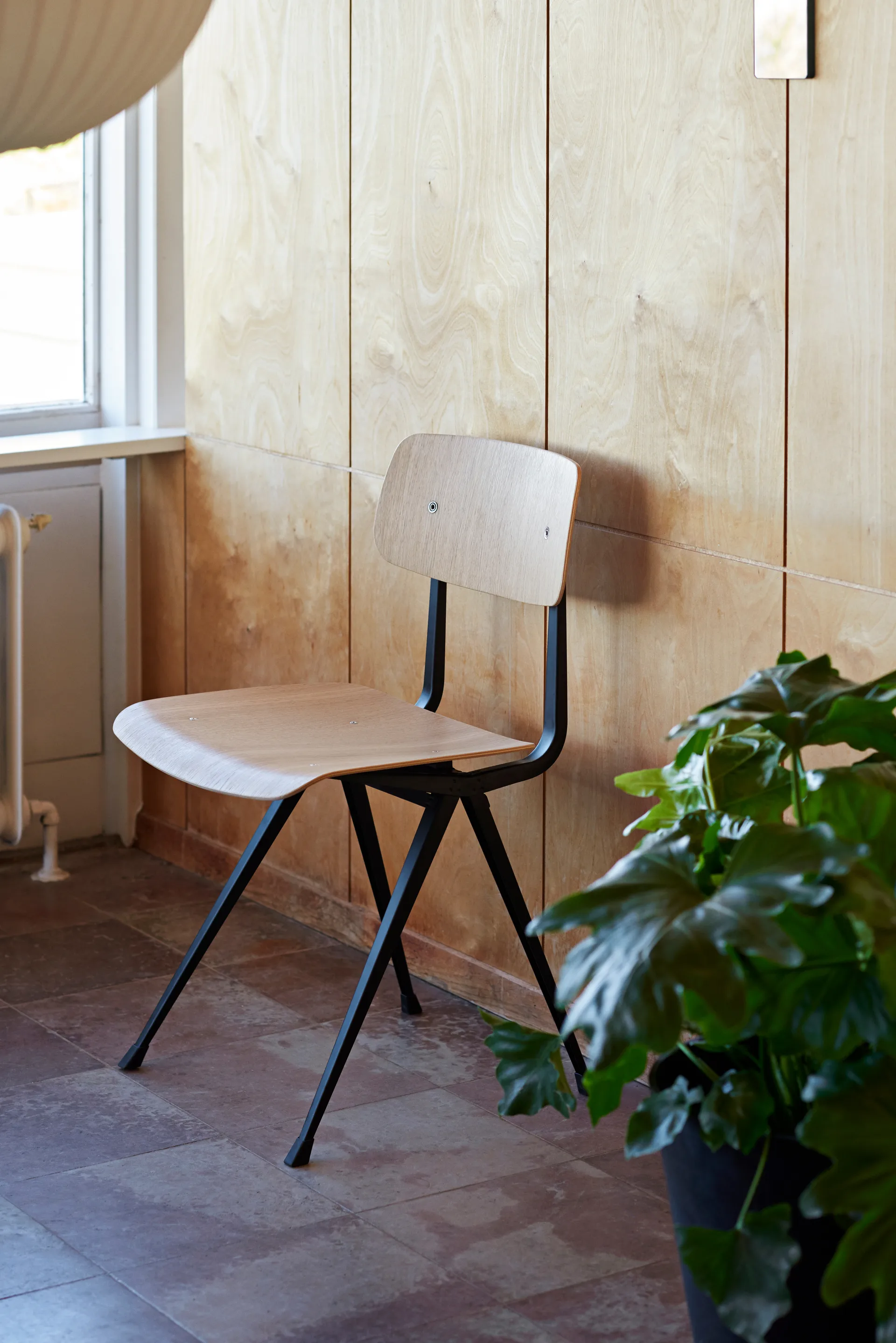 Result stoel, Eiken – zwart stalen onderstel HAY