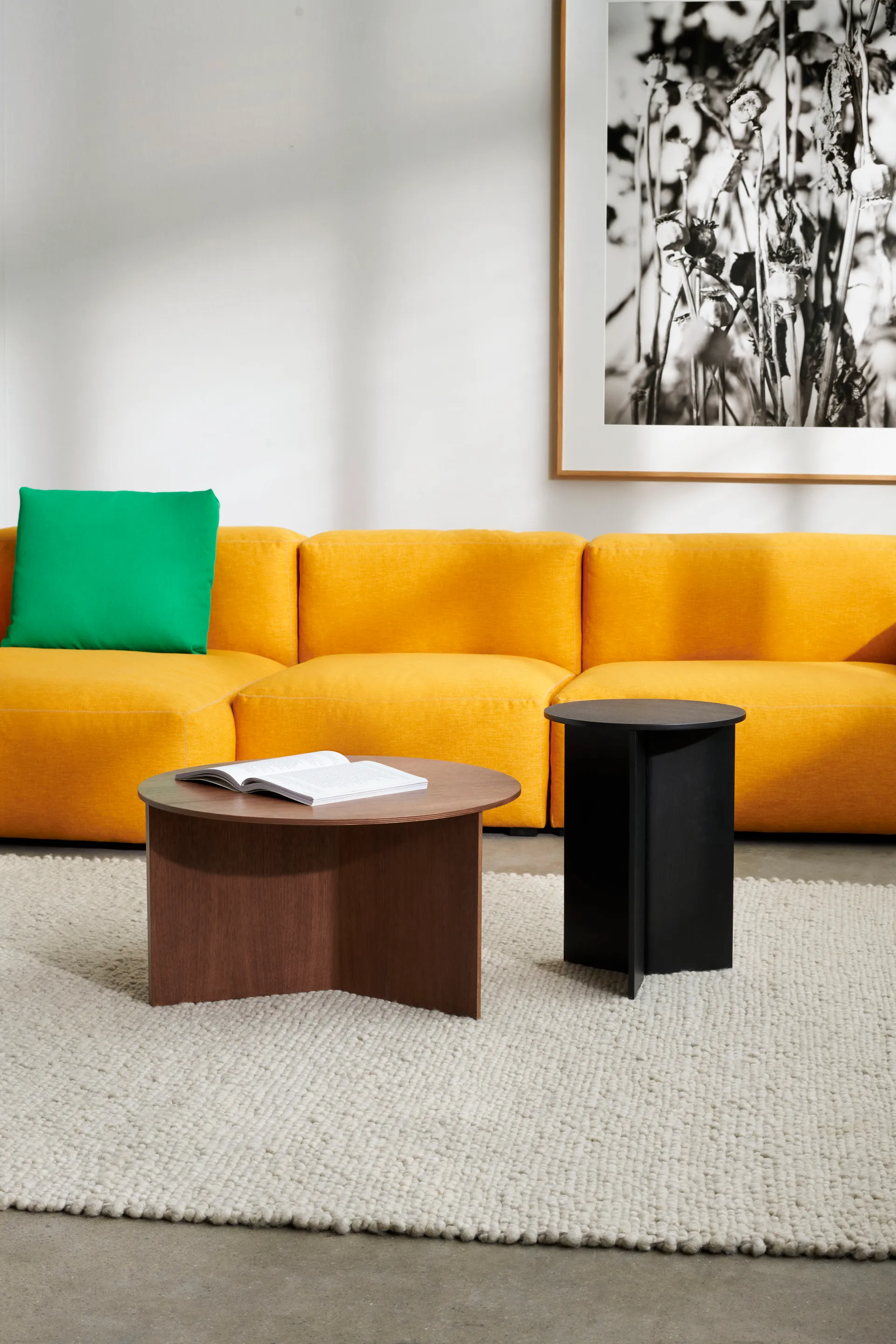 Slit salontafel Ø65 cm, Lacquered walnut HAY