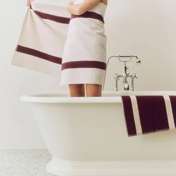 Stripe handdoek - Bordeaux, 70x140 cm - HAY