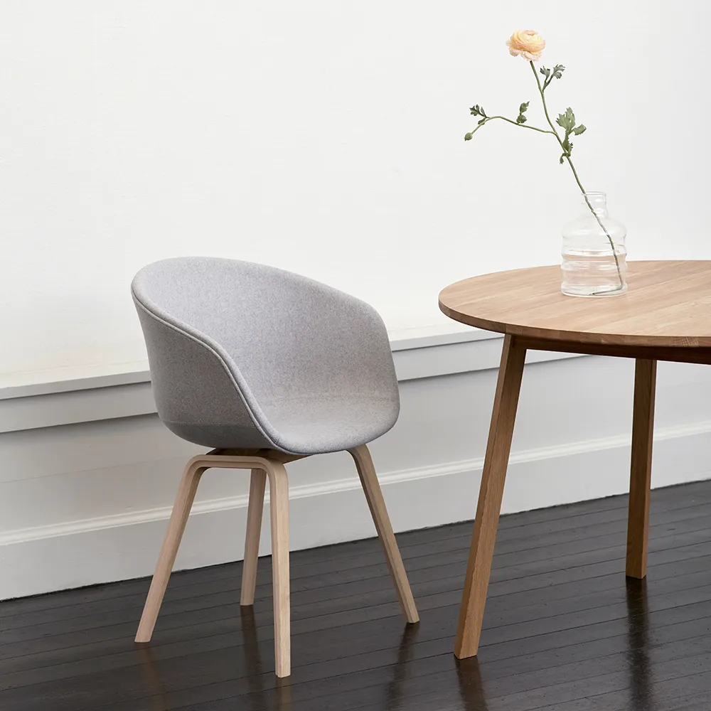 Triangle Leg ronde eettafel, Watergedragen gelakt eiken HAY