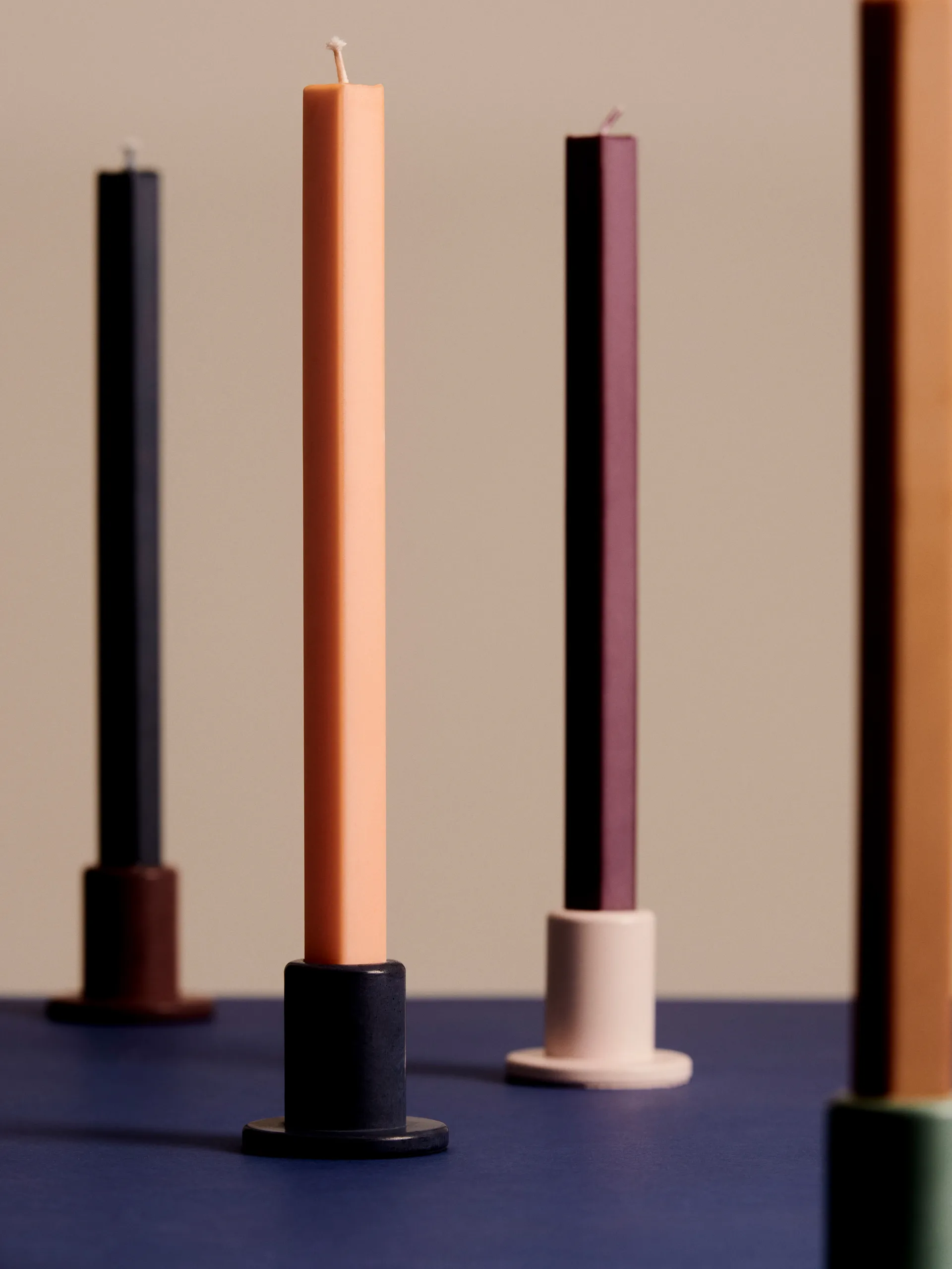 Tube kandelaar beton 5,5 cm, Bordeaux HAY