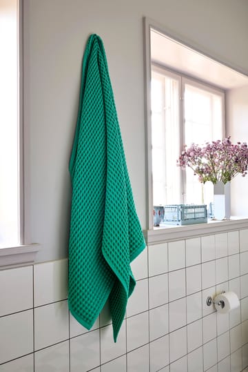 Waffle badhanddoek 70x140 cm - Emerald green - HAY
