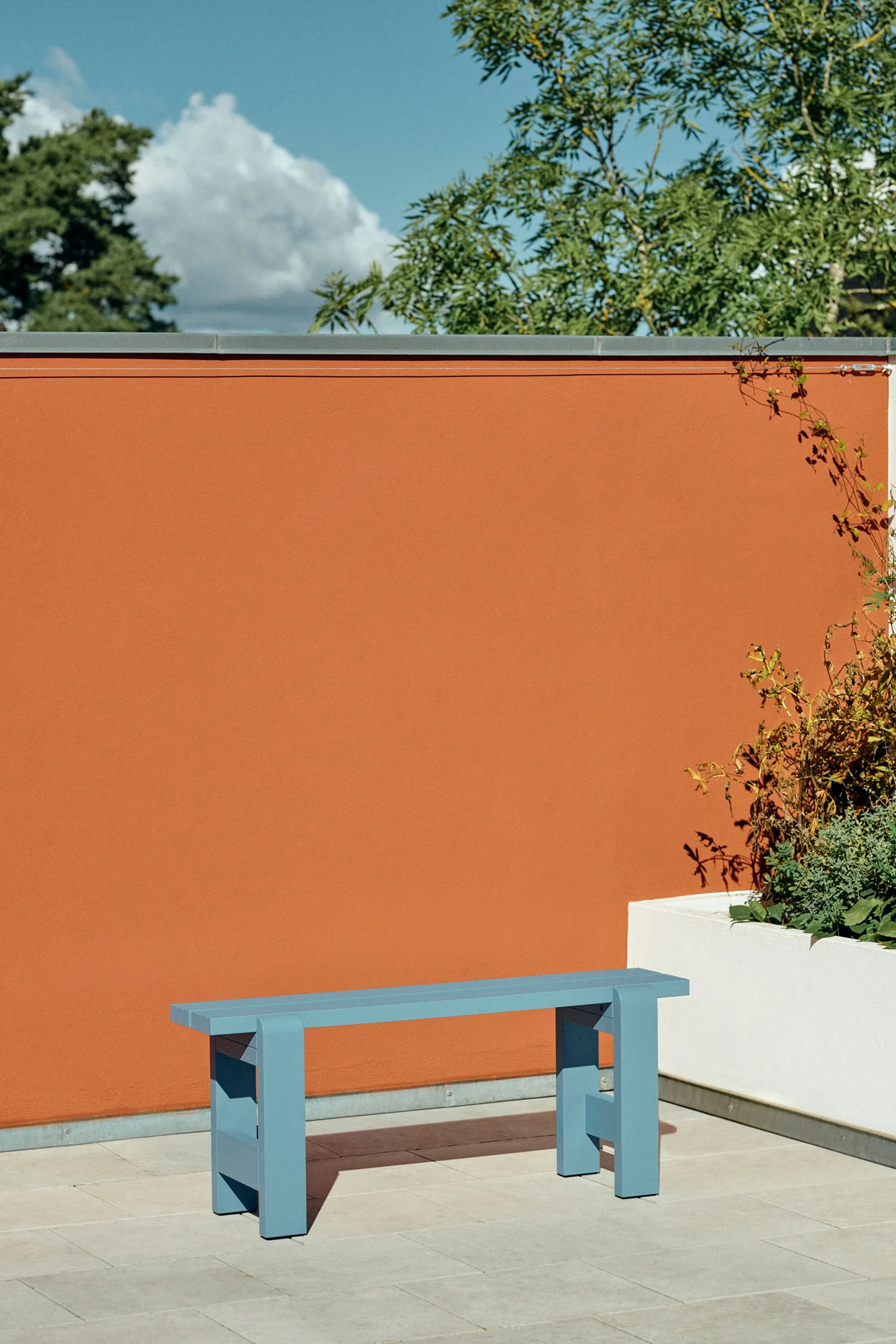 Weekday bank 111x23 cm gelakt sparrenhout, Azure blue HAY