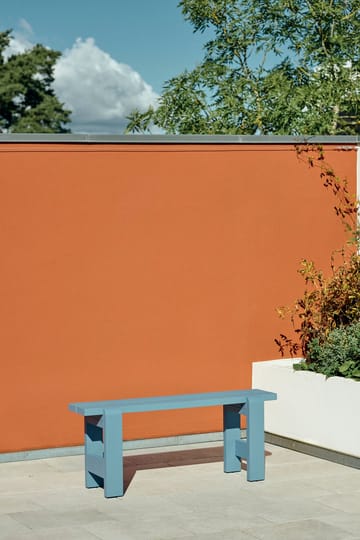 Weekday bank 111x23 cm gelakt sparrenhout - Azure blue - HAY