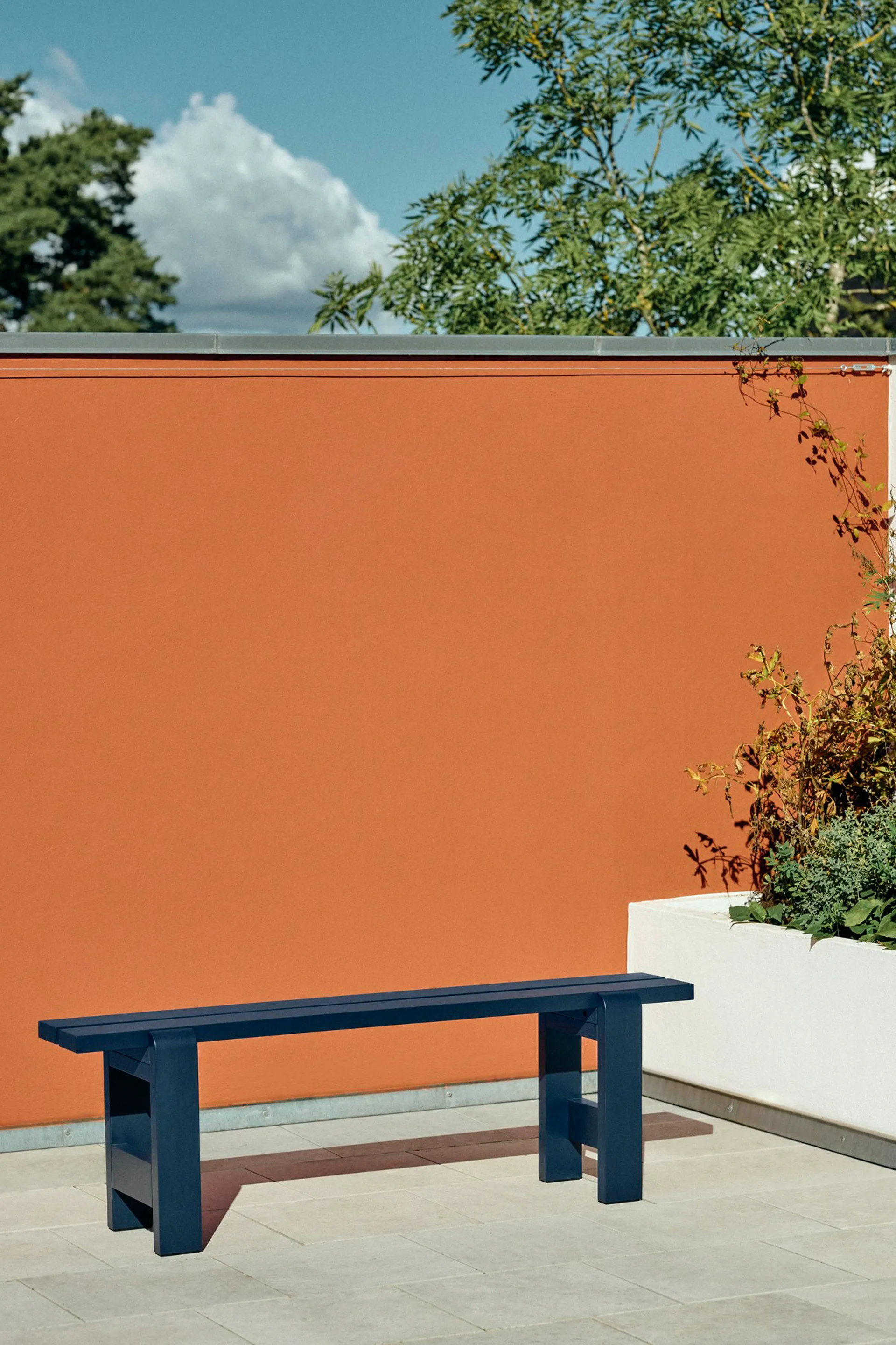 Weekday bank 140x23 cm gelakt sparrenhout, Staalblauw HAY