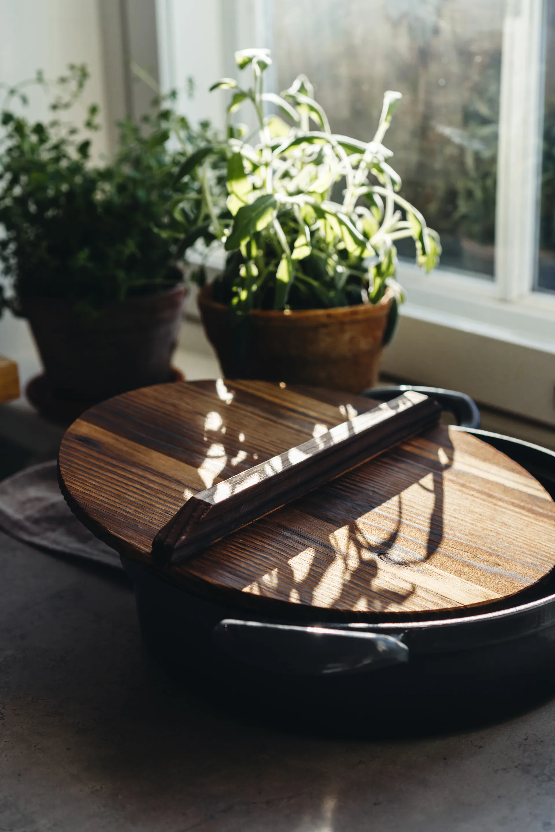 Gietijzeren koekenpan met houten deksel, Ø30 cm Heirol