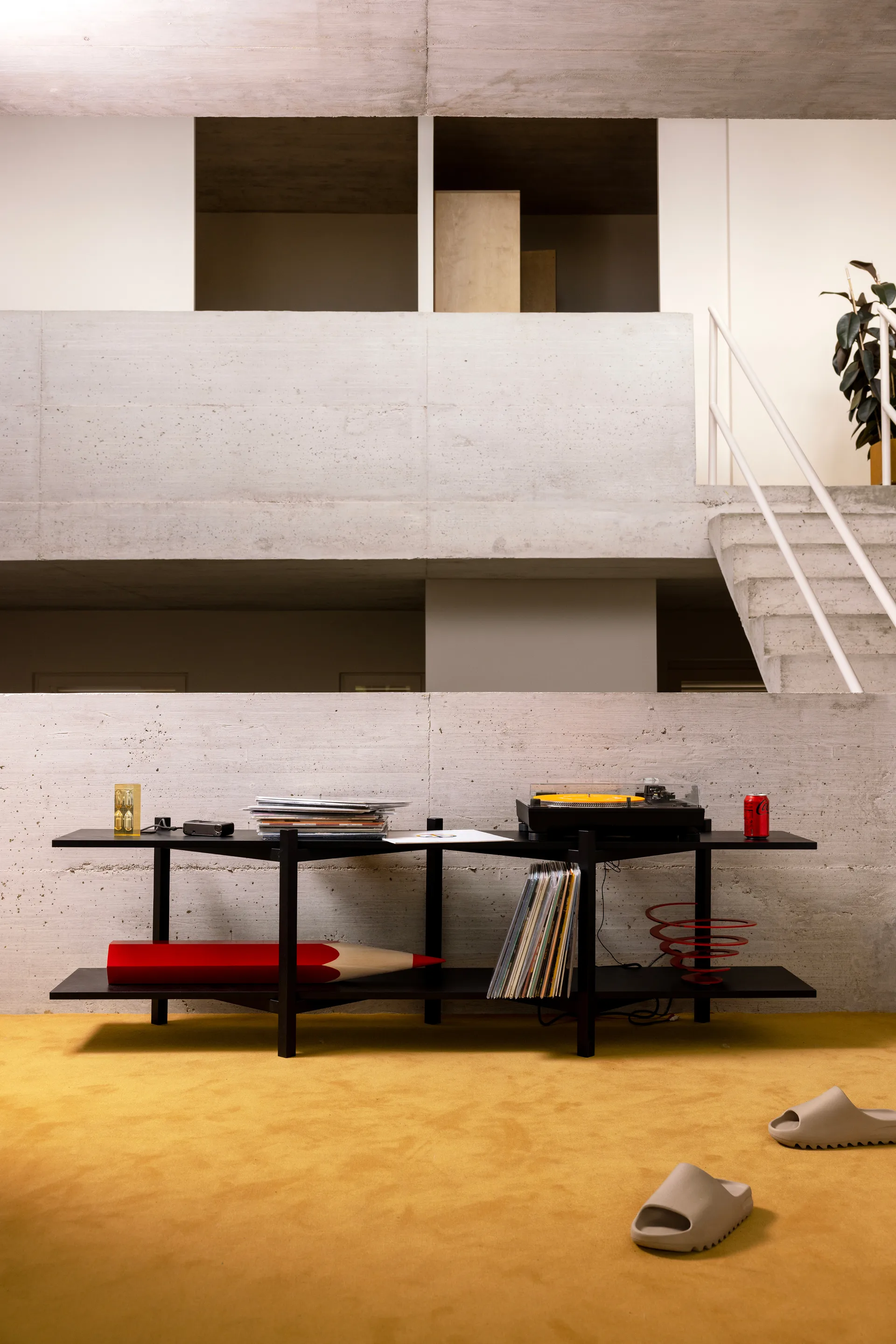 Zig Zag plank Media 194x57 cm, Black Hem