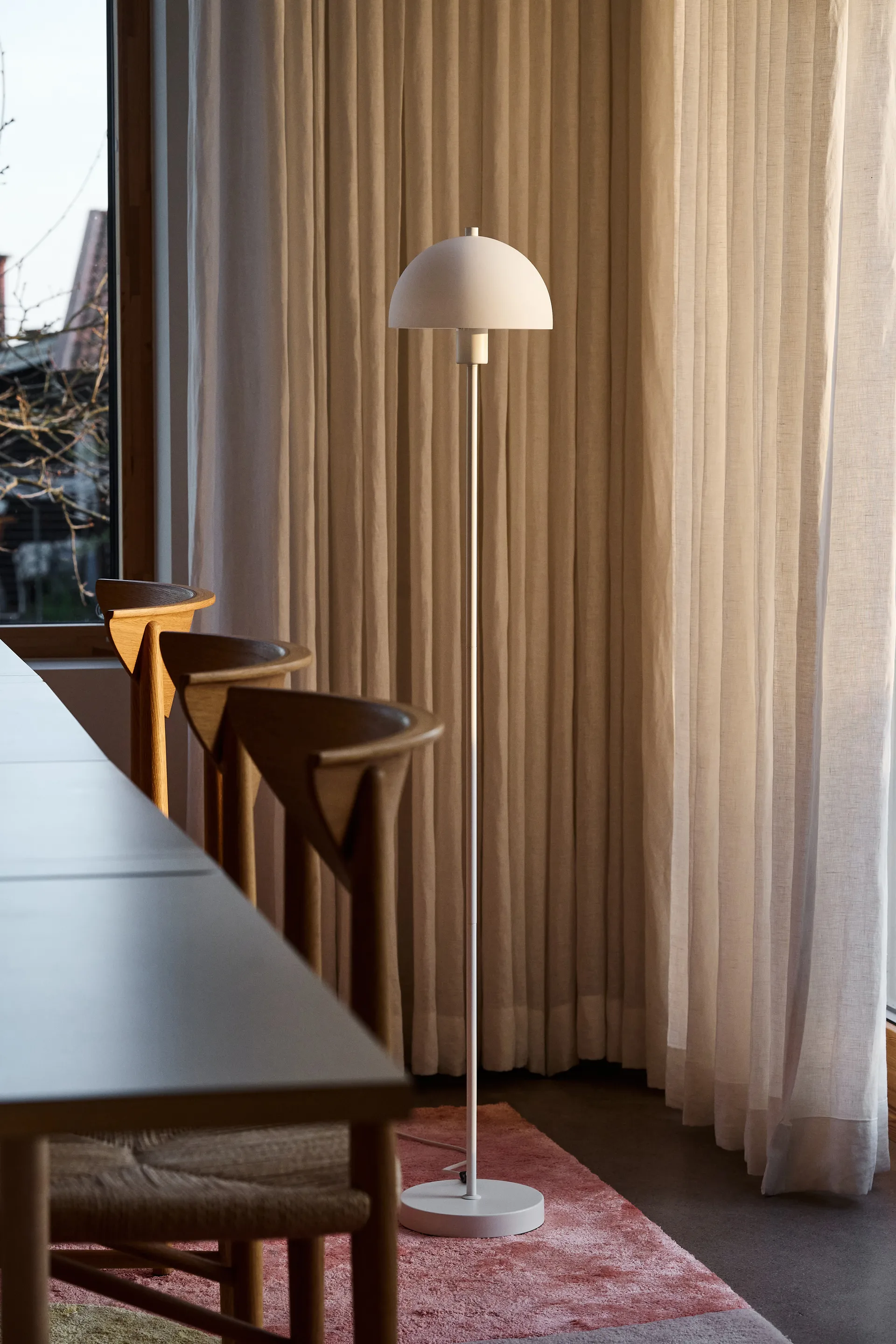 Vienda vloerlamp, Wit-opaalglas Herstal