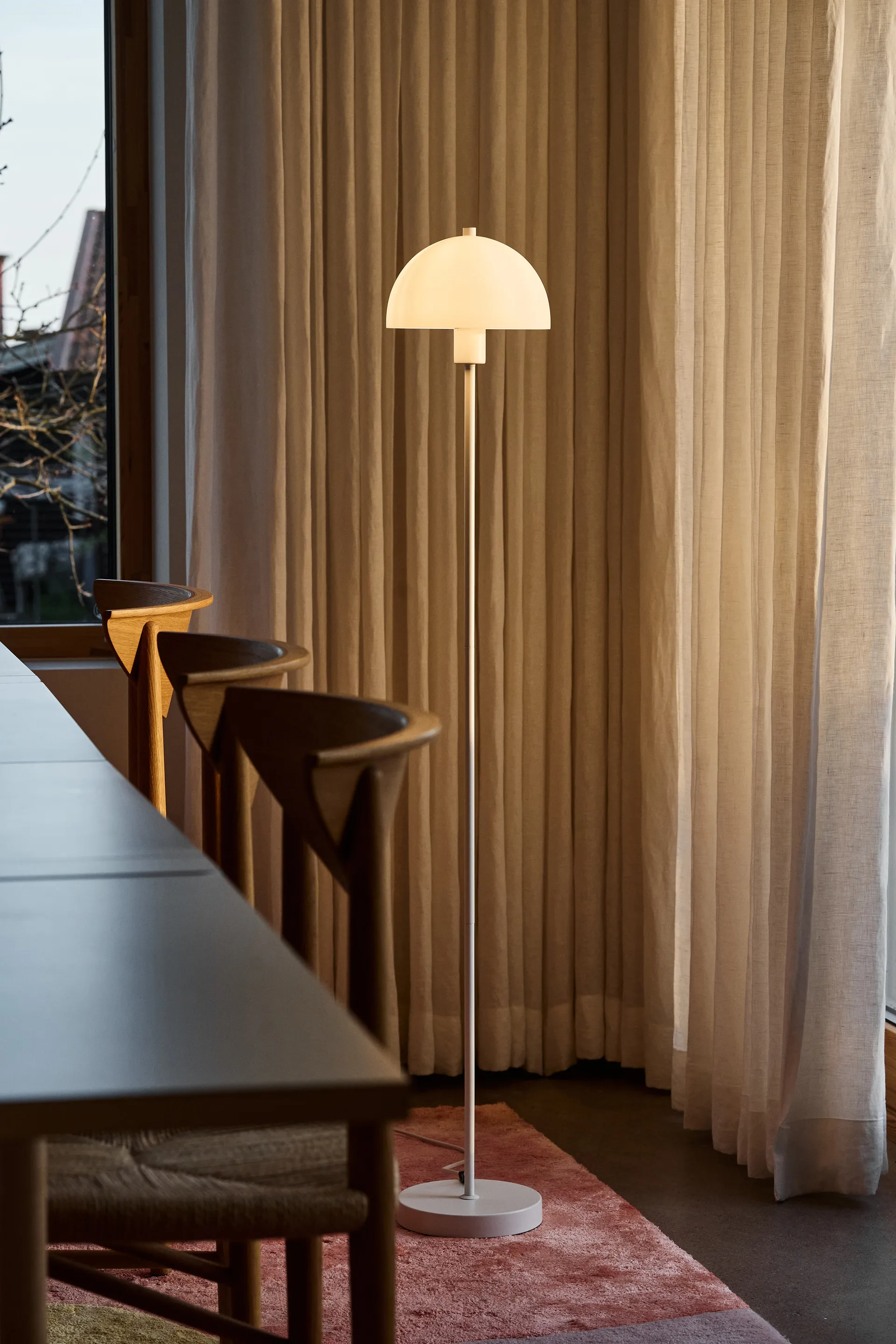 Vienda vloerlamp, Wit-opaalglas Herstal