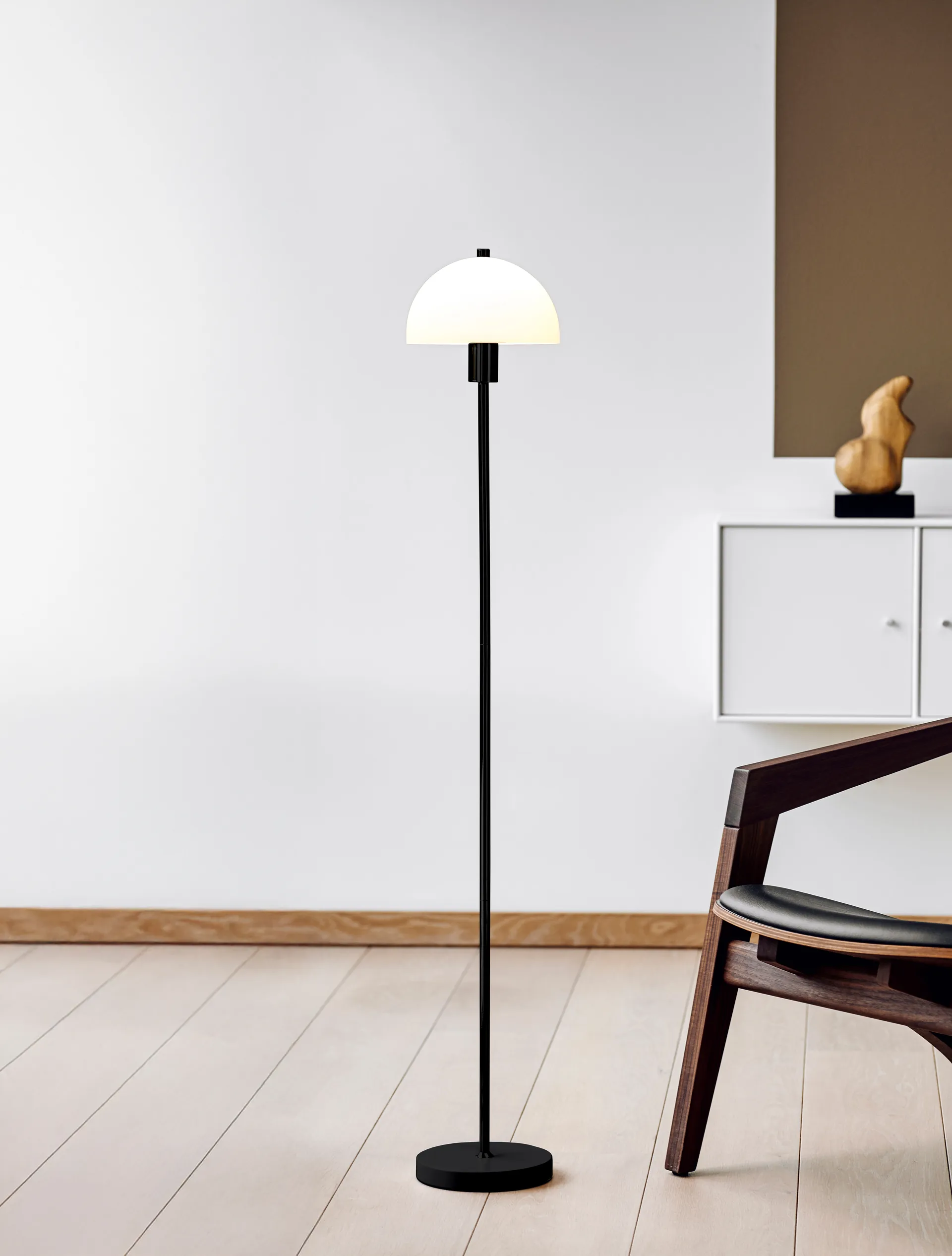 Vienda vloerlamp, Zwart-opaalglas Herstal