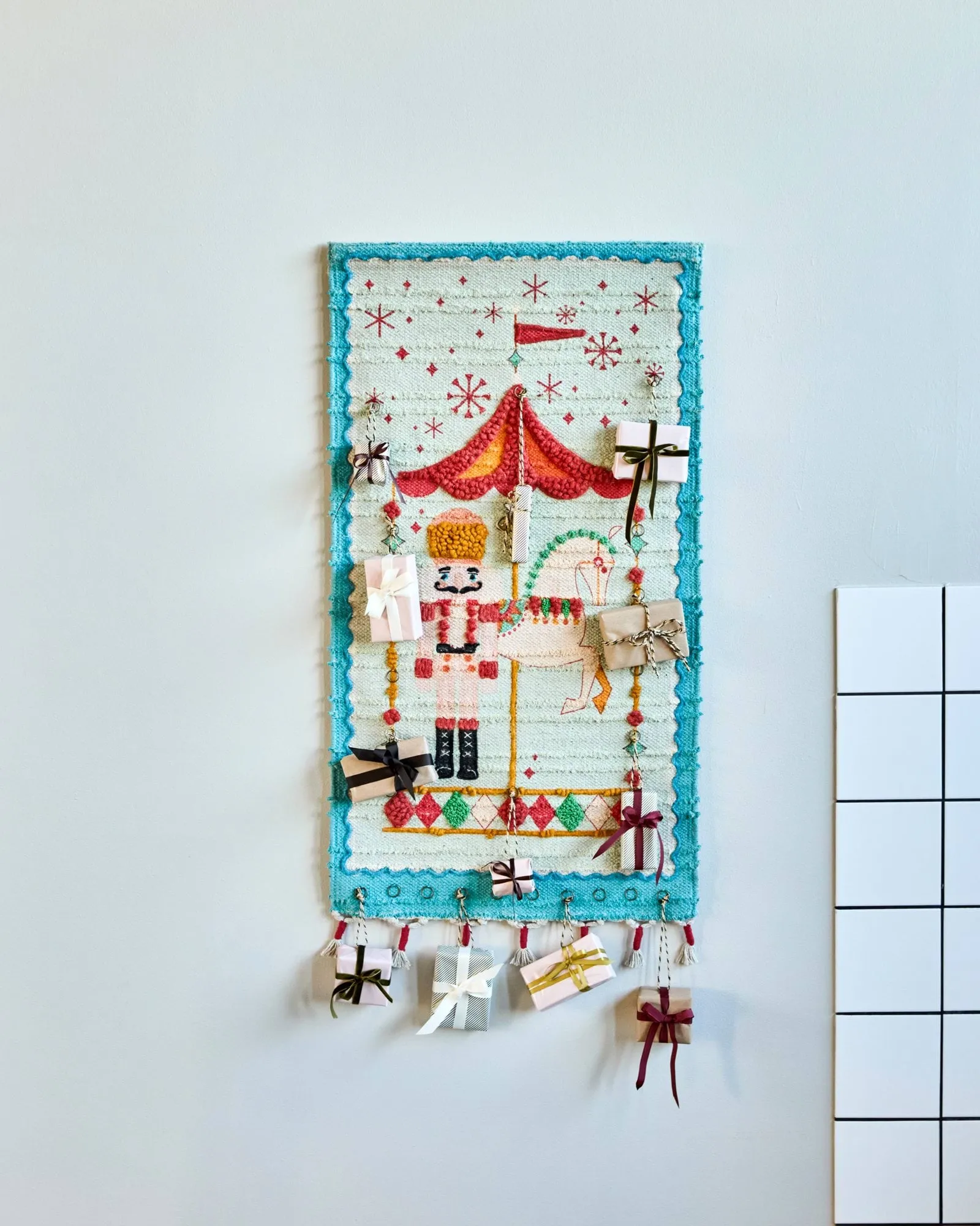 Horse adventskalender, Dieprood, 50x90 cm House Doctor