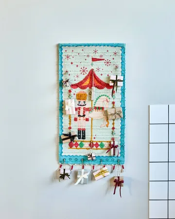 Horse adventskalender - Dieprood, 50x90 cm - House Doctor