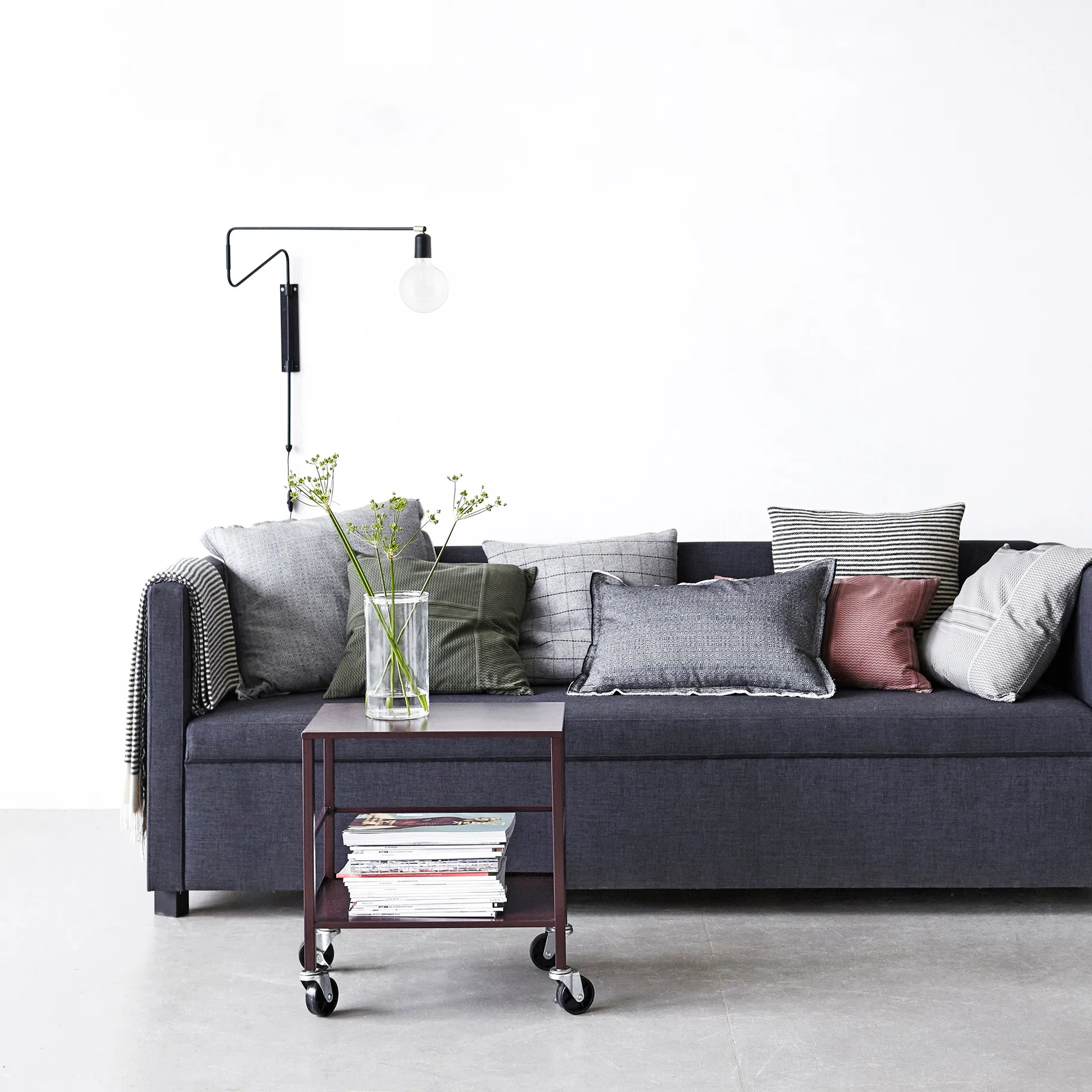 Swing wandlamp zwart, groot, 70 cm. House Doctor