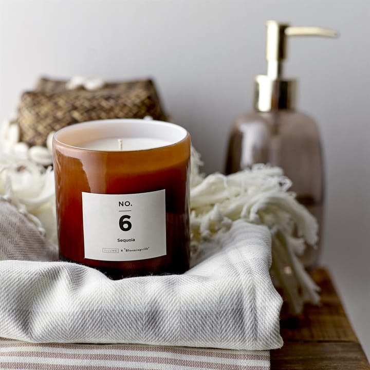 NO. 6 Sequoia geurkaars, 200 g Illume x Bloomingville