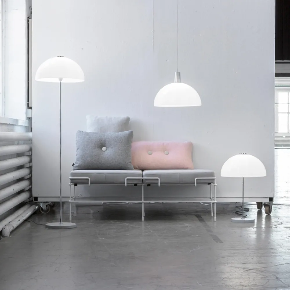 Kupoli tafellamp, Zwart-metalen details-witte lampenkap Innolux