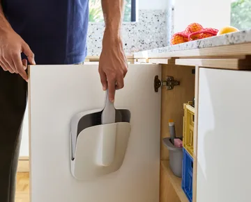 Cleantech wandgemonteerde bezem met blik - Stone - Joseph Joseph