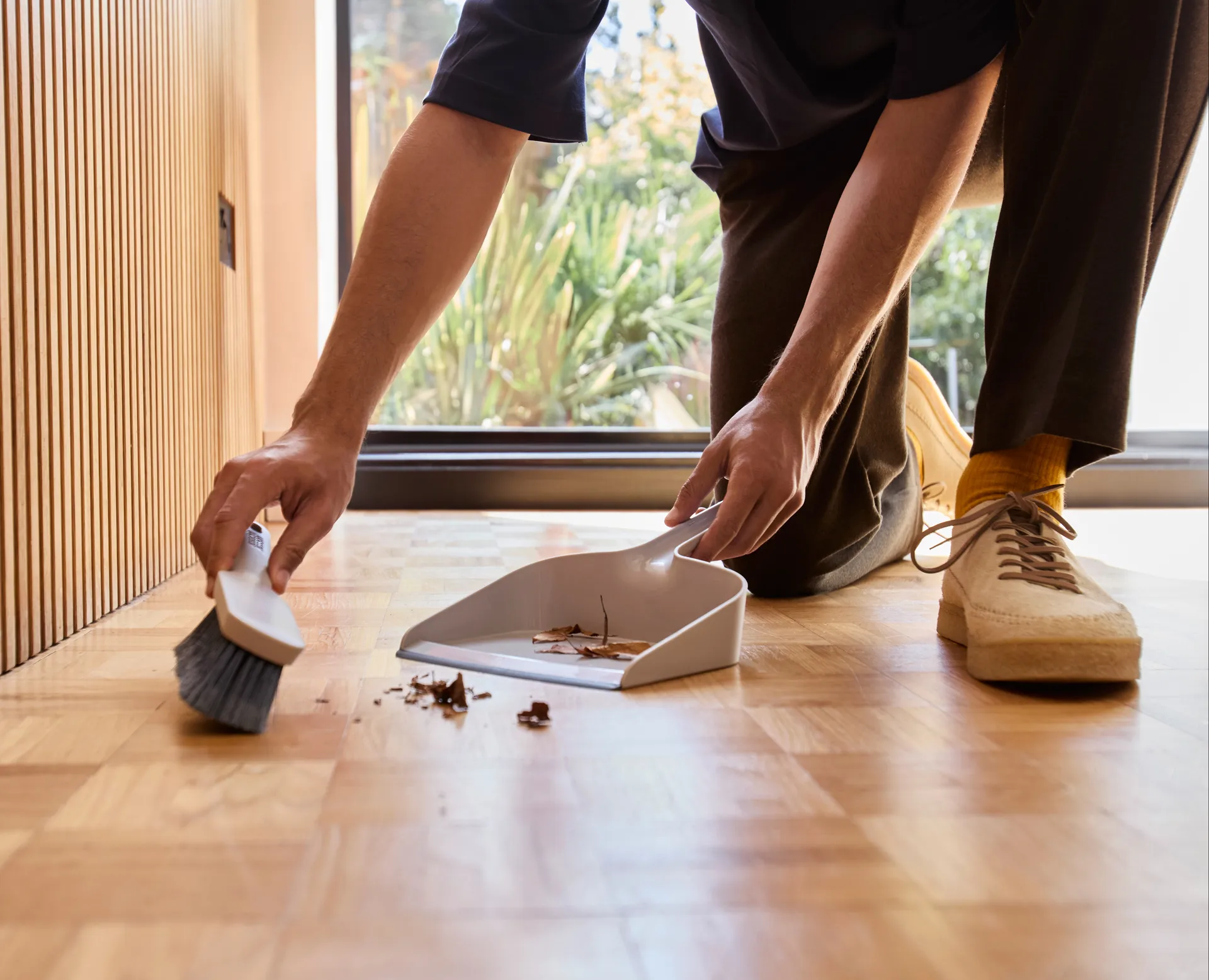 Cleantech wandgemonteerde bezem met blik, Stone Joseph Joseph