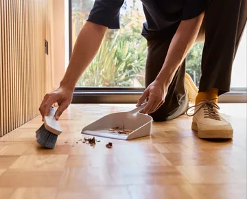 Cleantech wandgemonteerde bezem met blik - Stone - Joseph Joseph